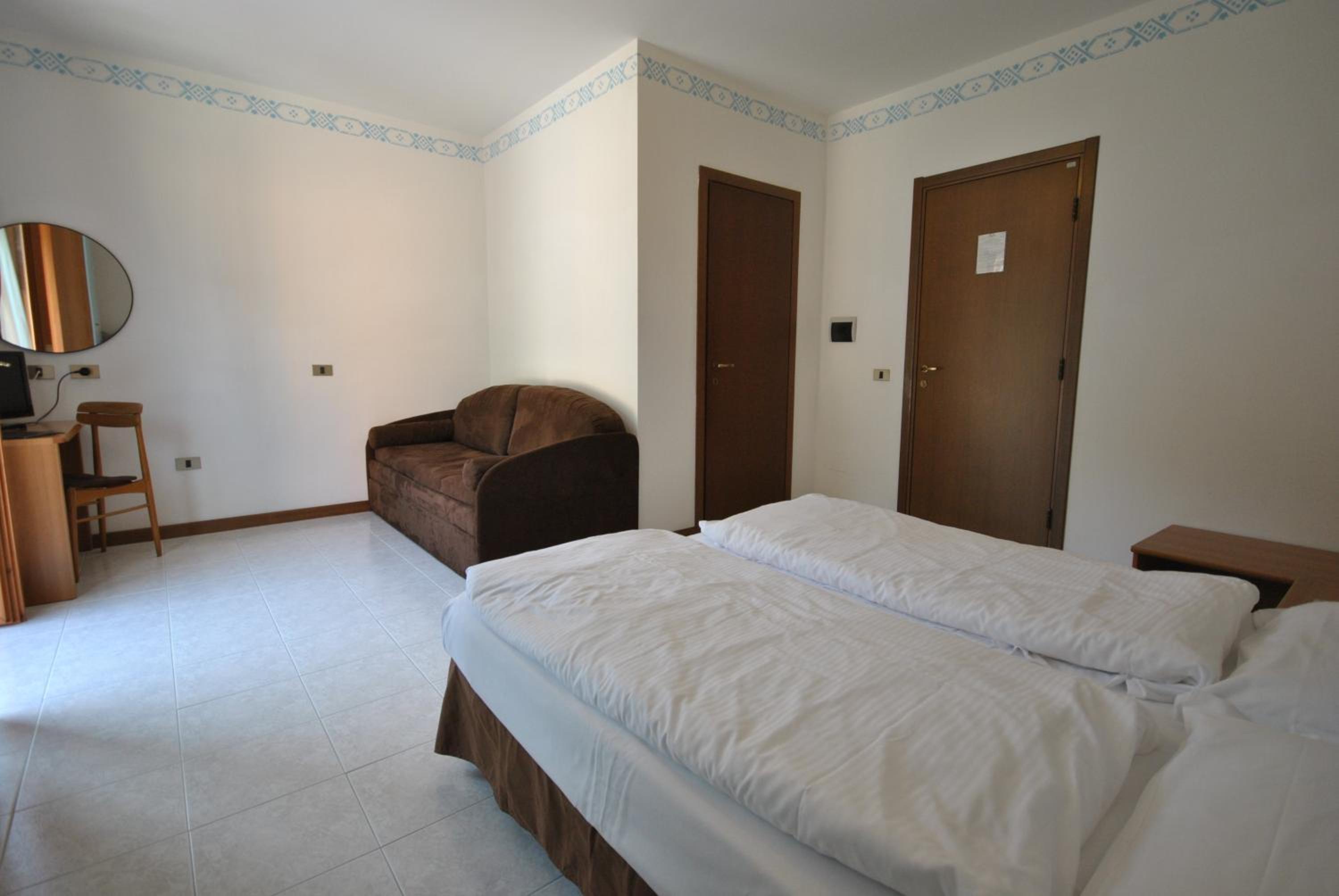 Double or Twin Room - Photo 9