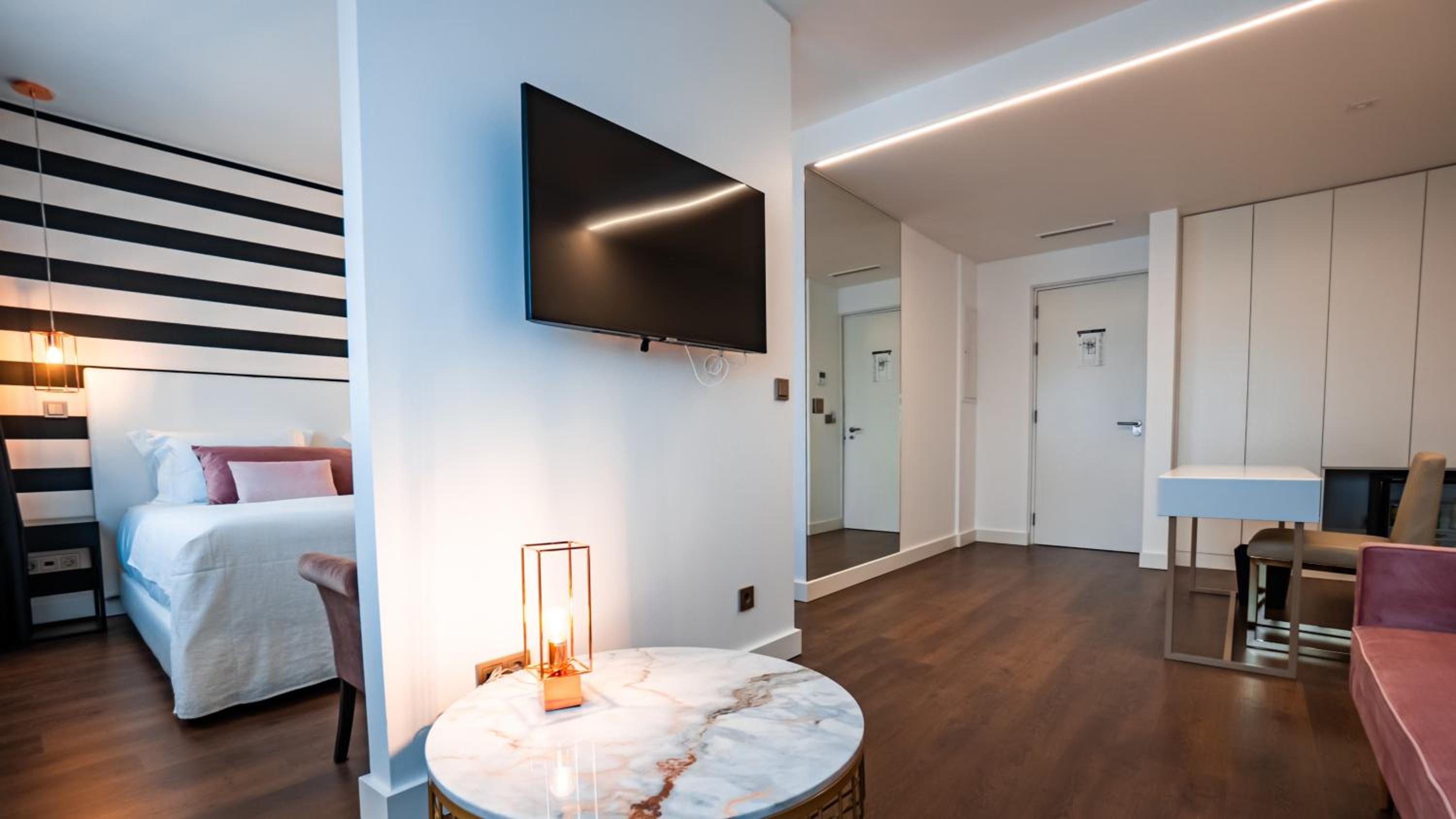 Suite - Photo 9