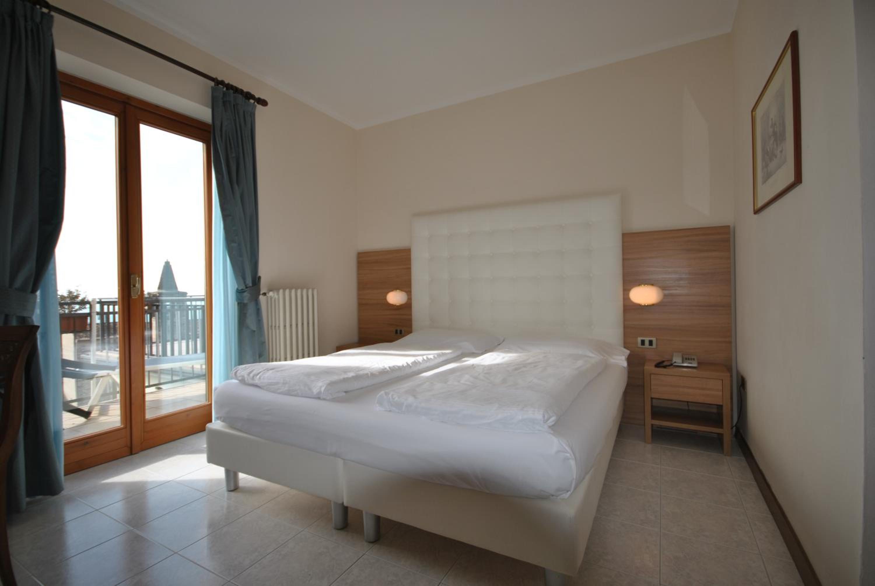 Superior Double or Twin Room with Lake View - Photo 12