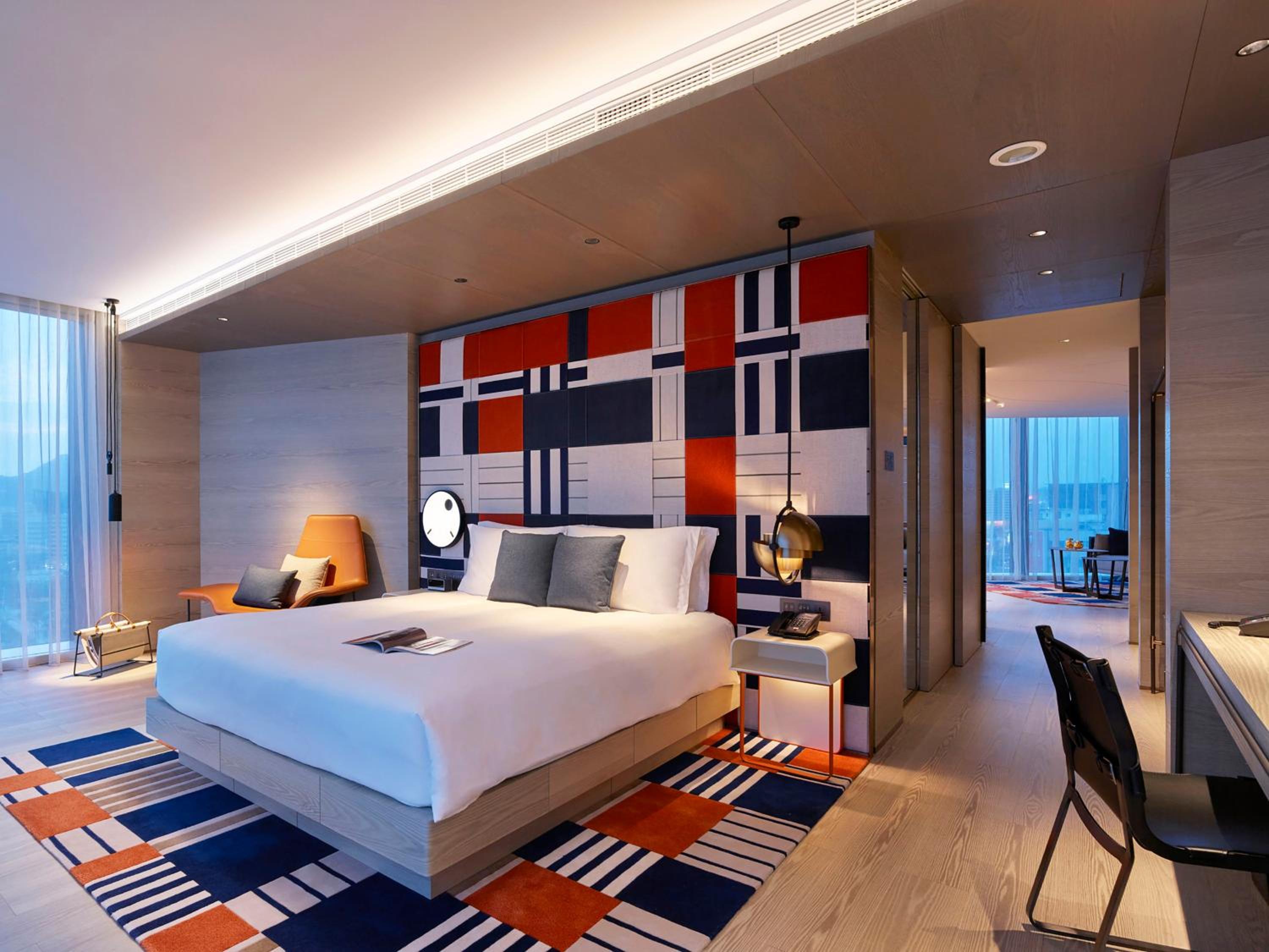 1 King Bed One-Bedroom Suite Dining Park View