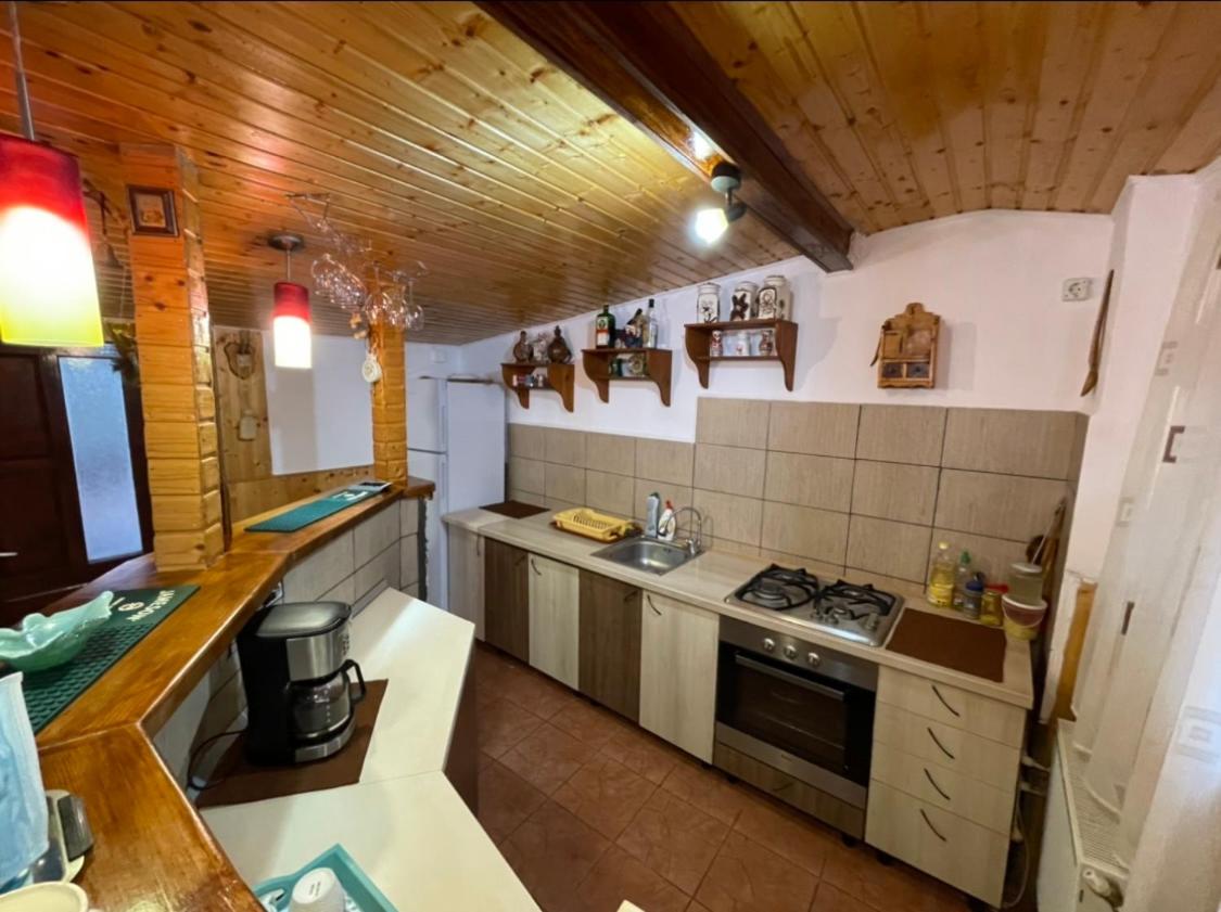 Eight-Bedroom House photo 2