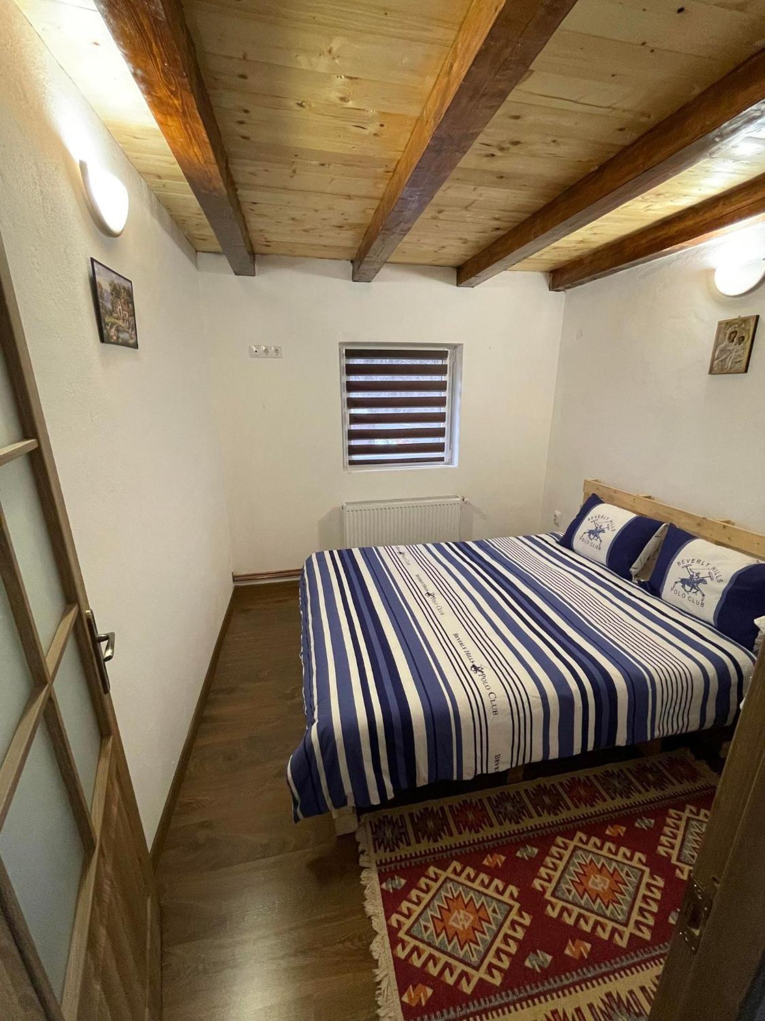 Eight-Bedroom House photo 1