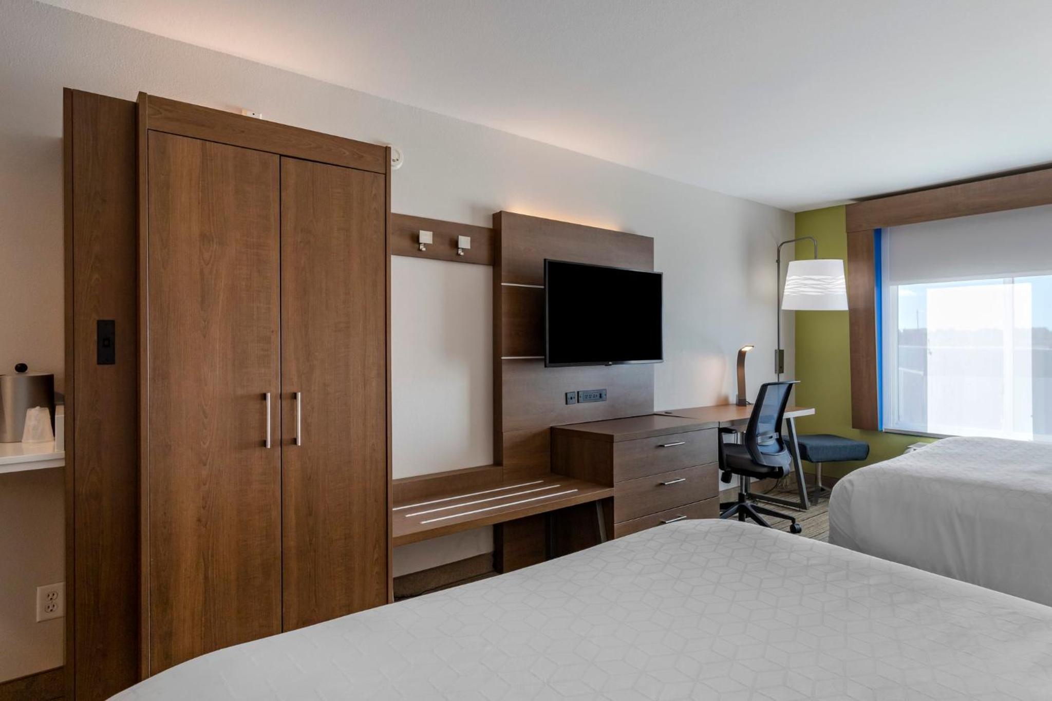 Standard Queen Room with Two Queen Beds - Photo 5