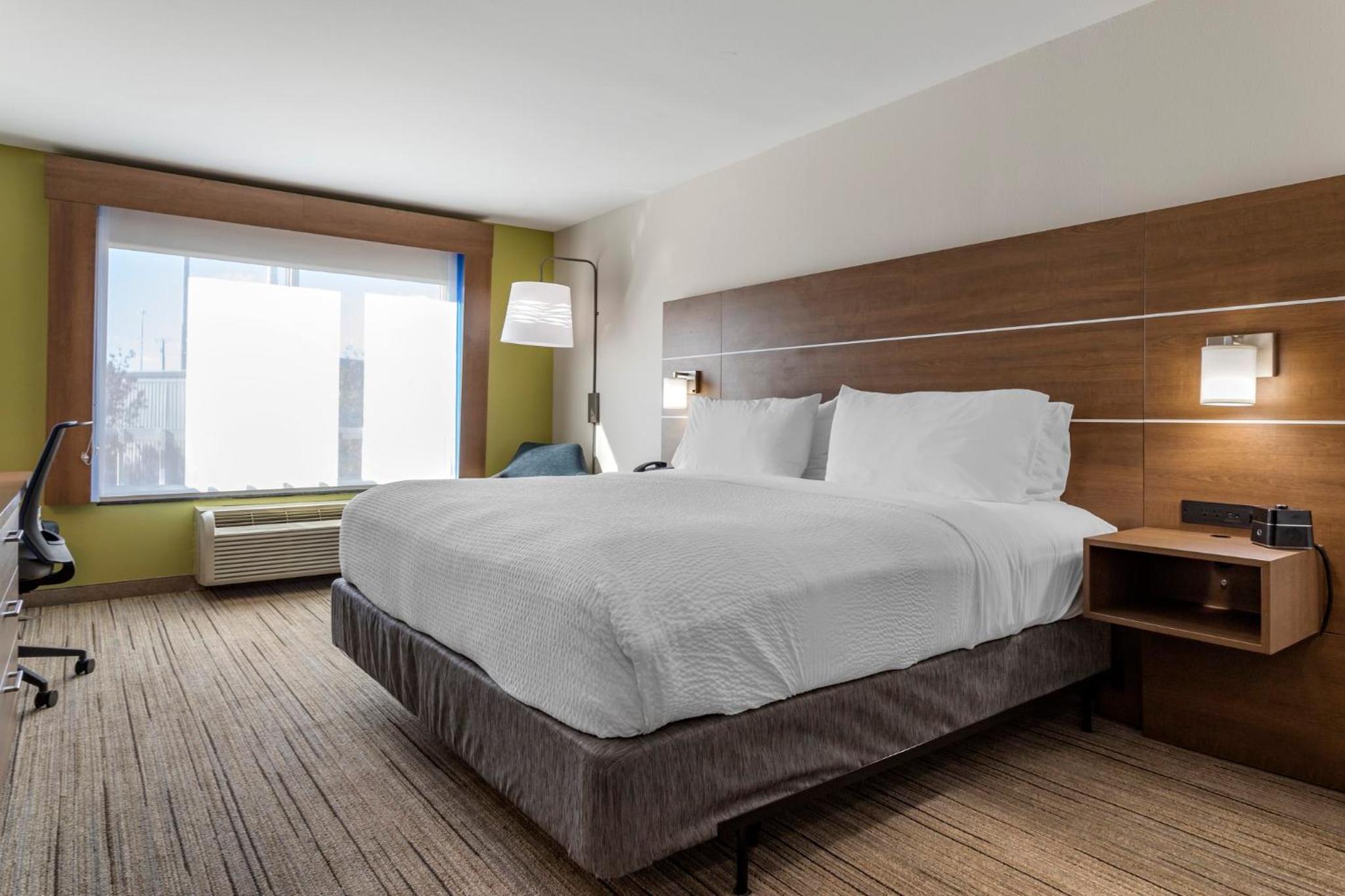 King Room - Mobility Access/Hearing Accessible - Photo 4