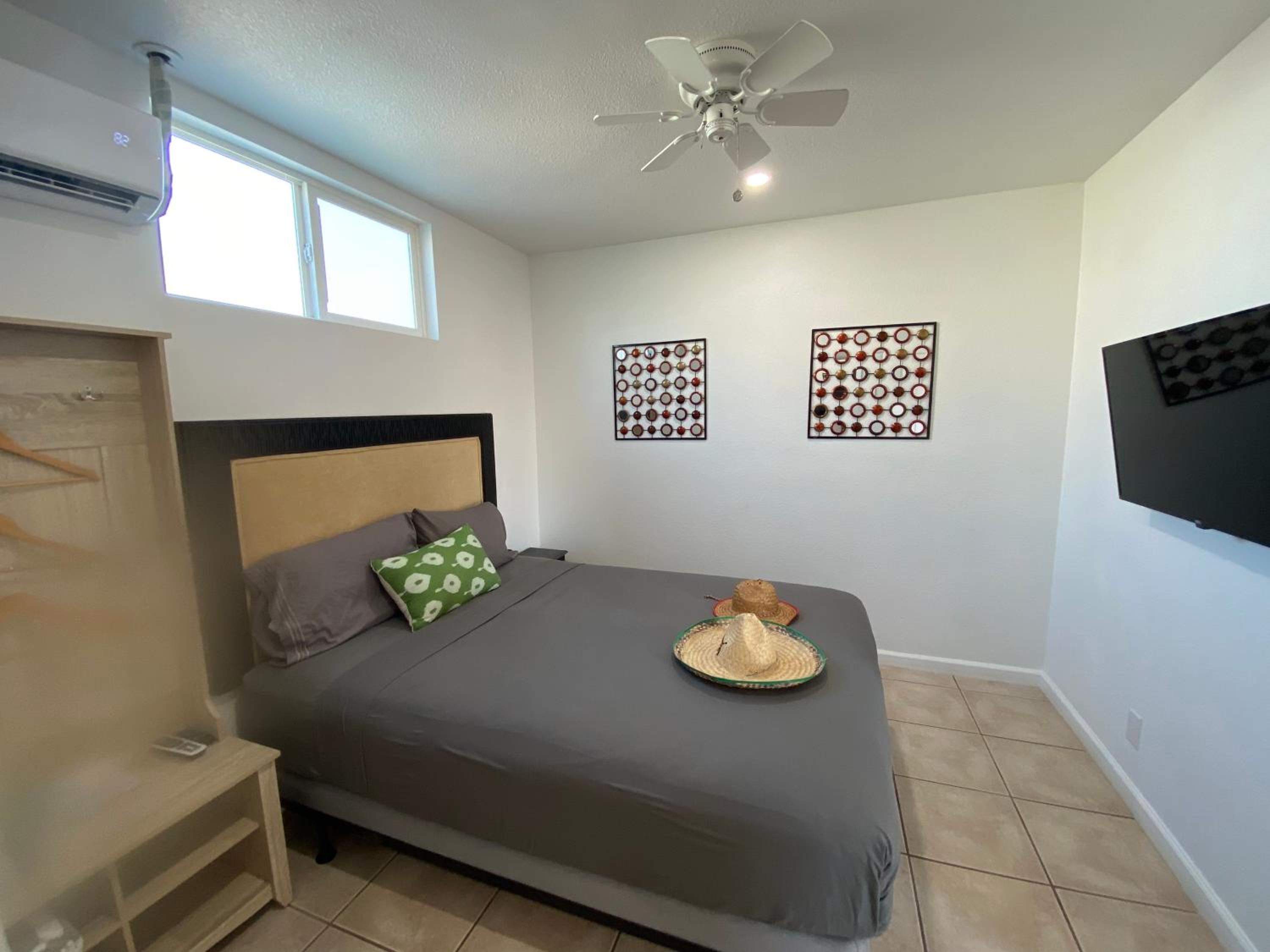 Double Room with Patio - Photo 11