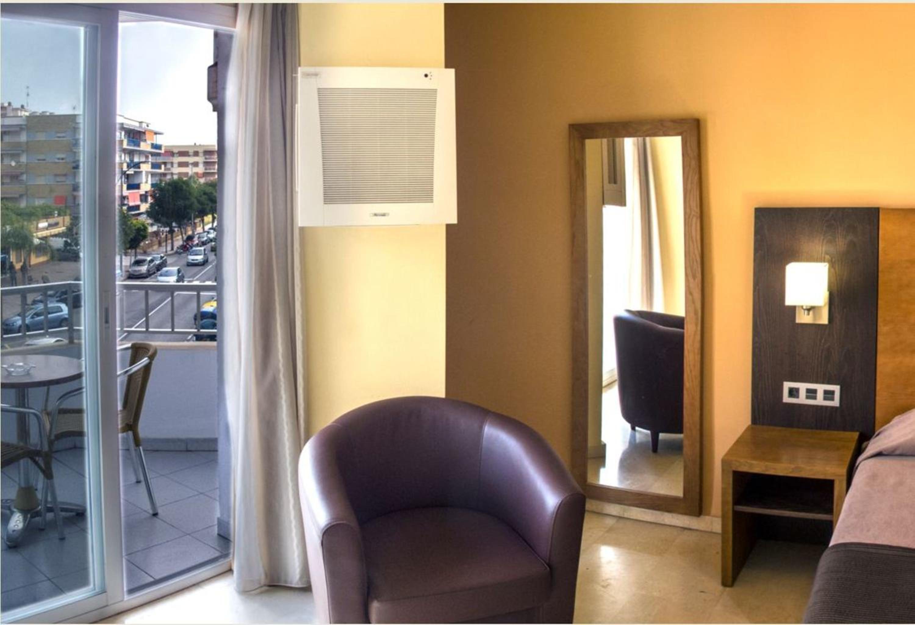 Double or Twin Room with City View - Photo 9