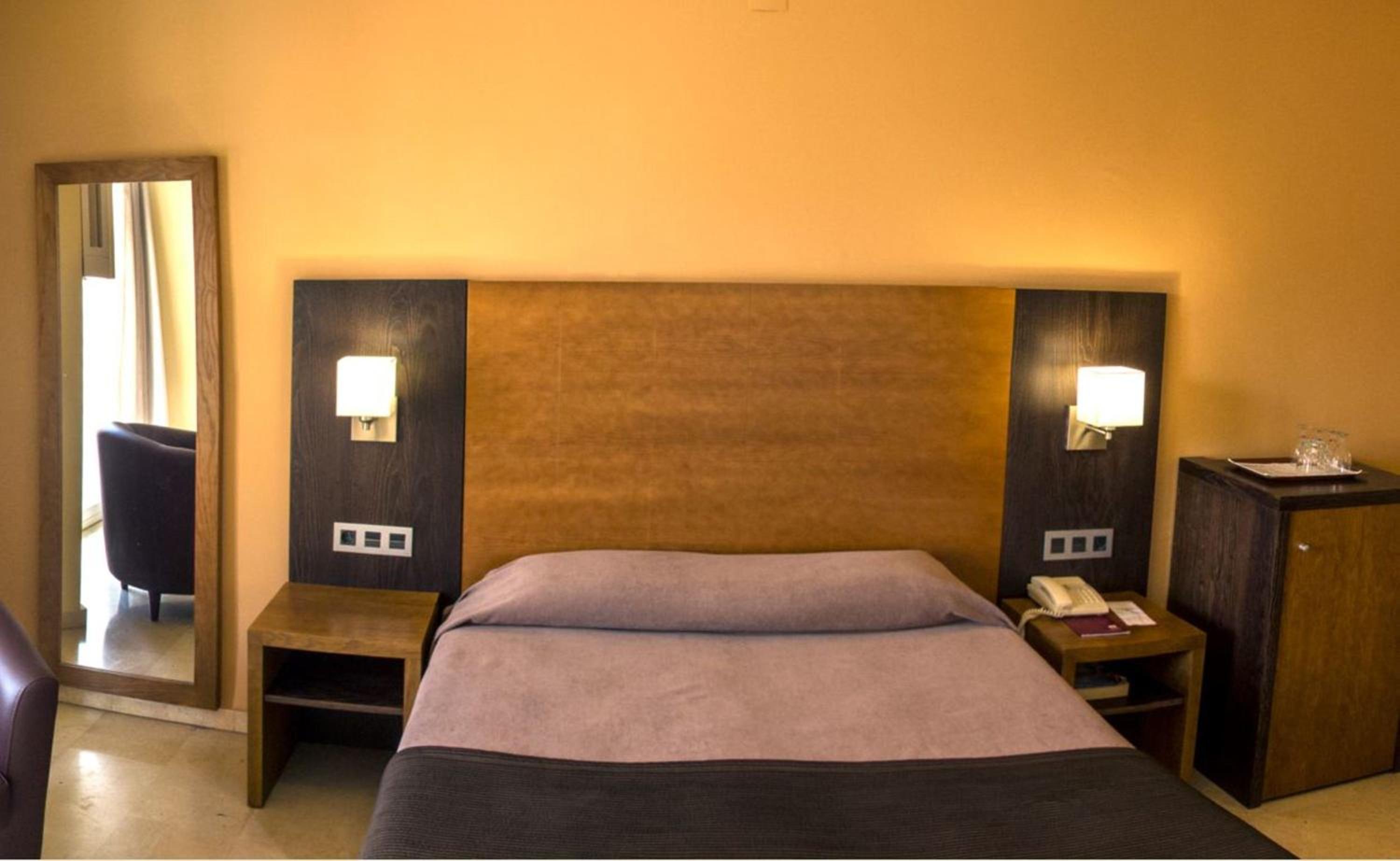 Double or Twin Room with City View - Photo 2