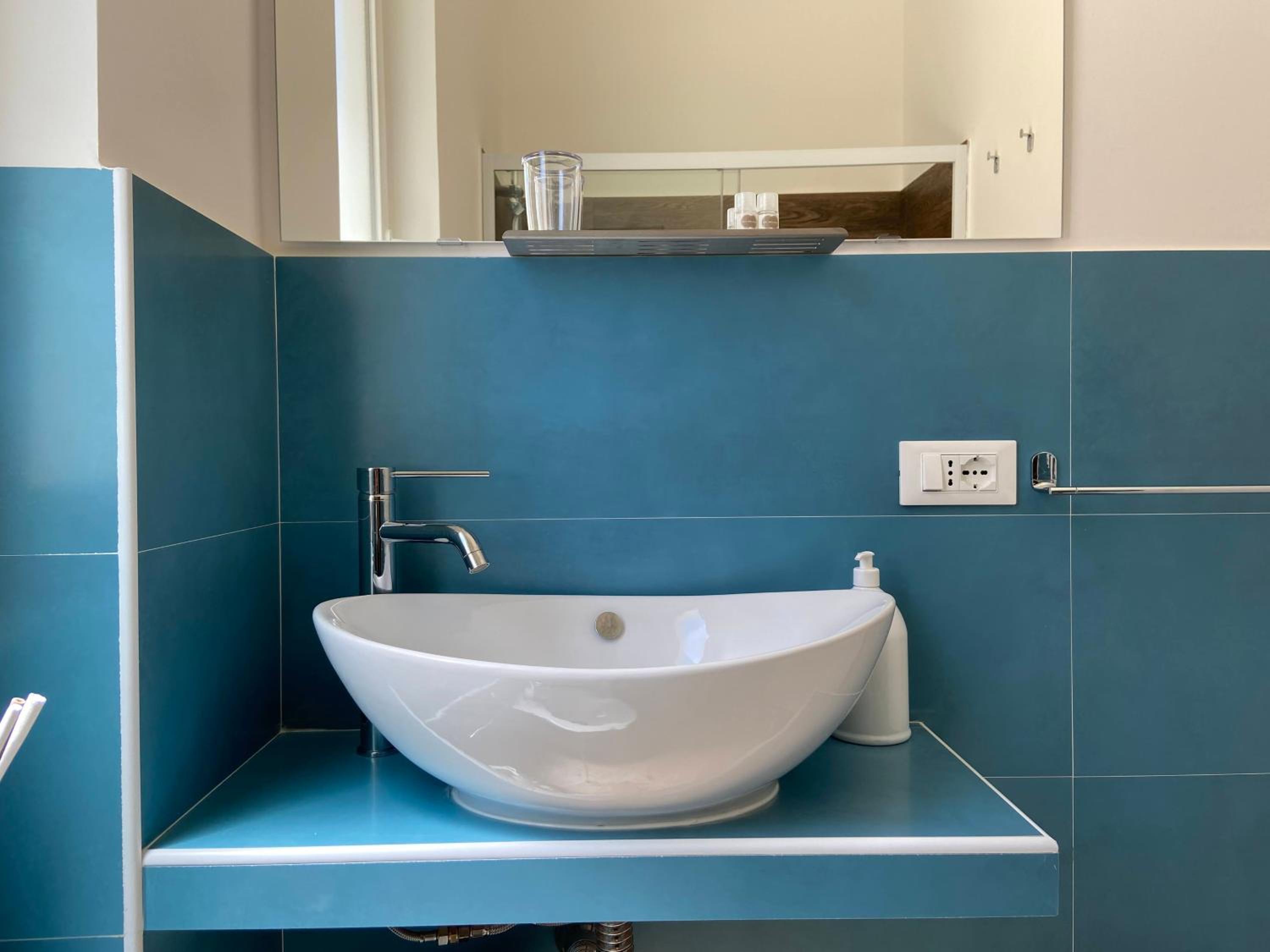 Double Room with Private External Bathroom - Photo 12