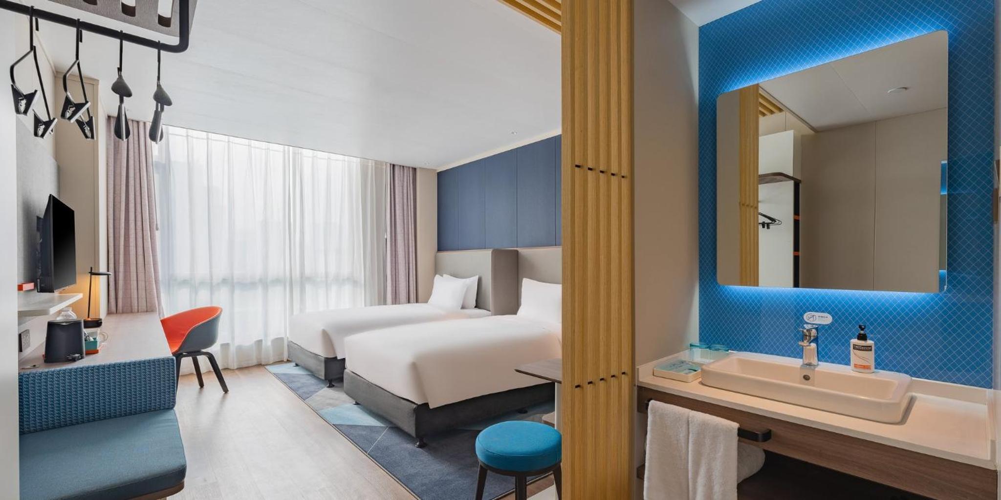 Standard Twin Room with City View - Photo 2