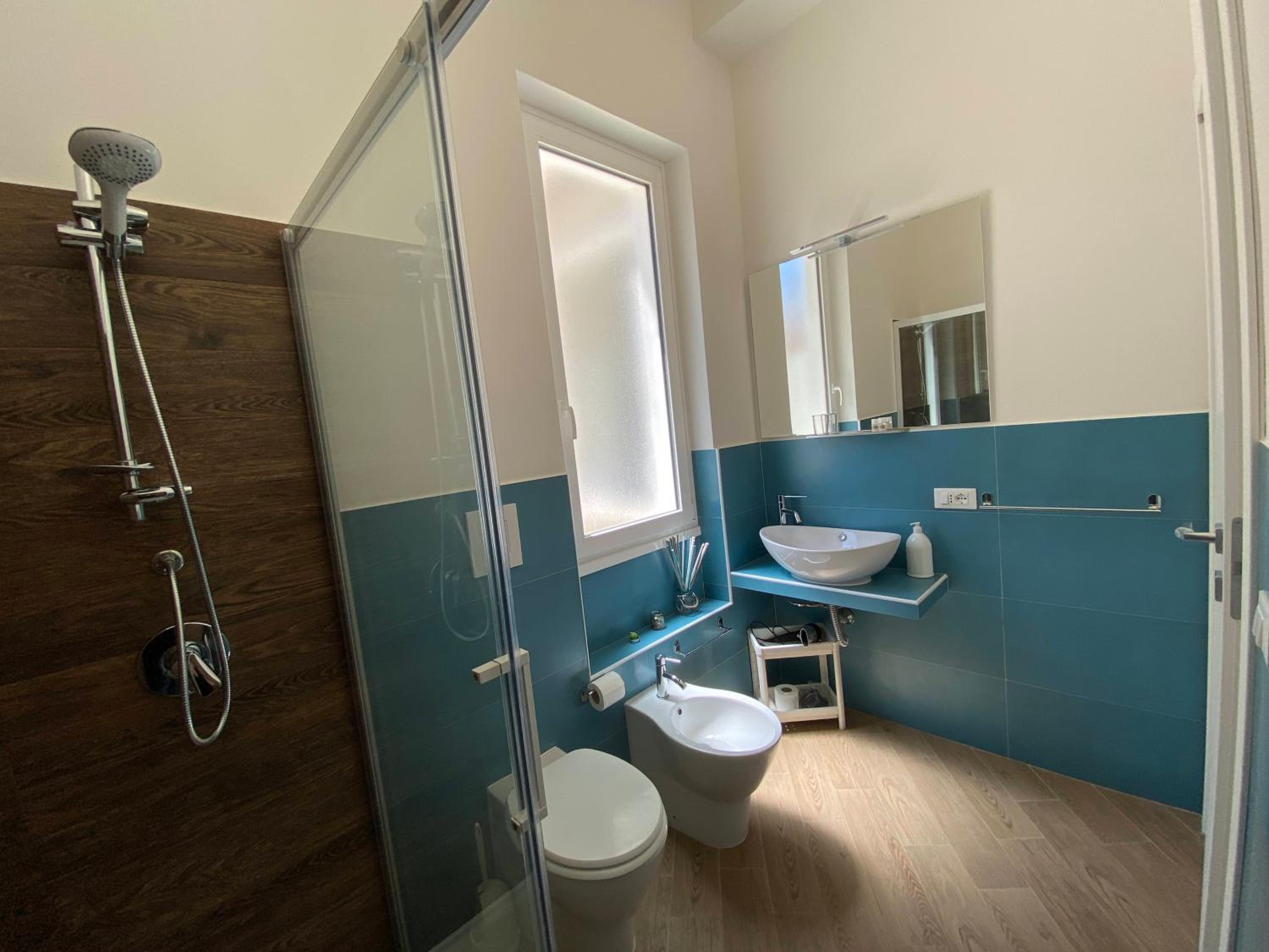 Double Room with Private External Bathroom - Photo 14