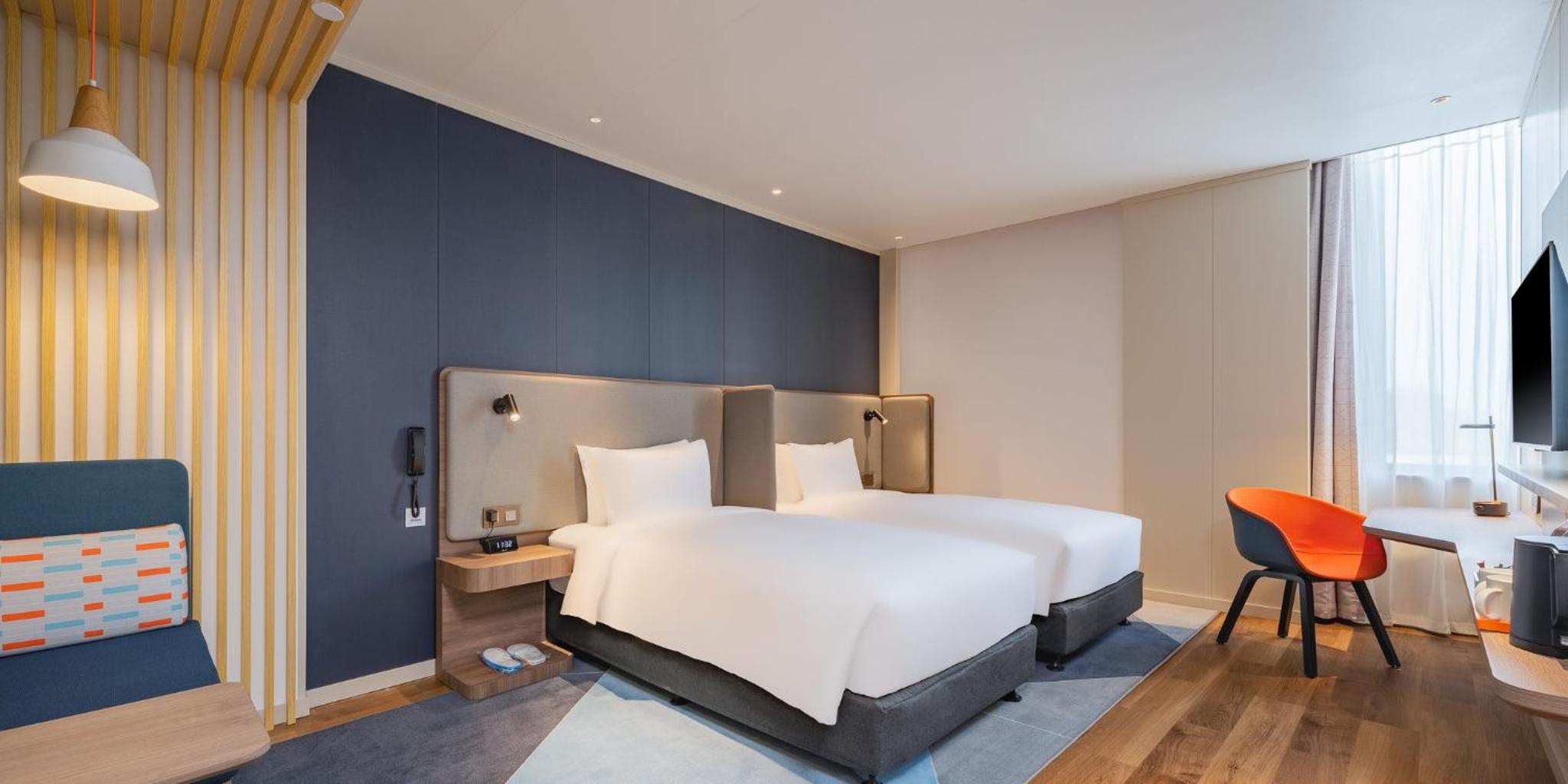 Standard Twin Room with City View - Photo 4