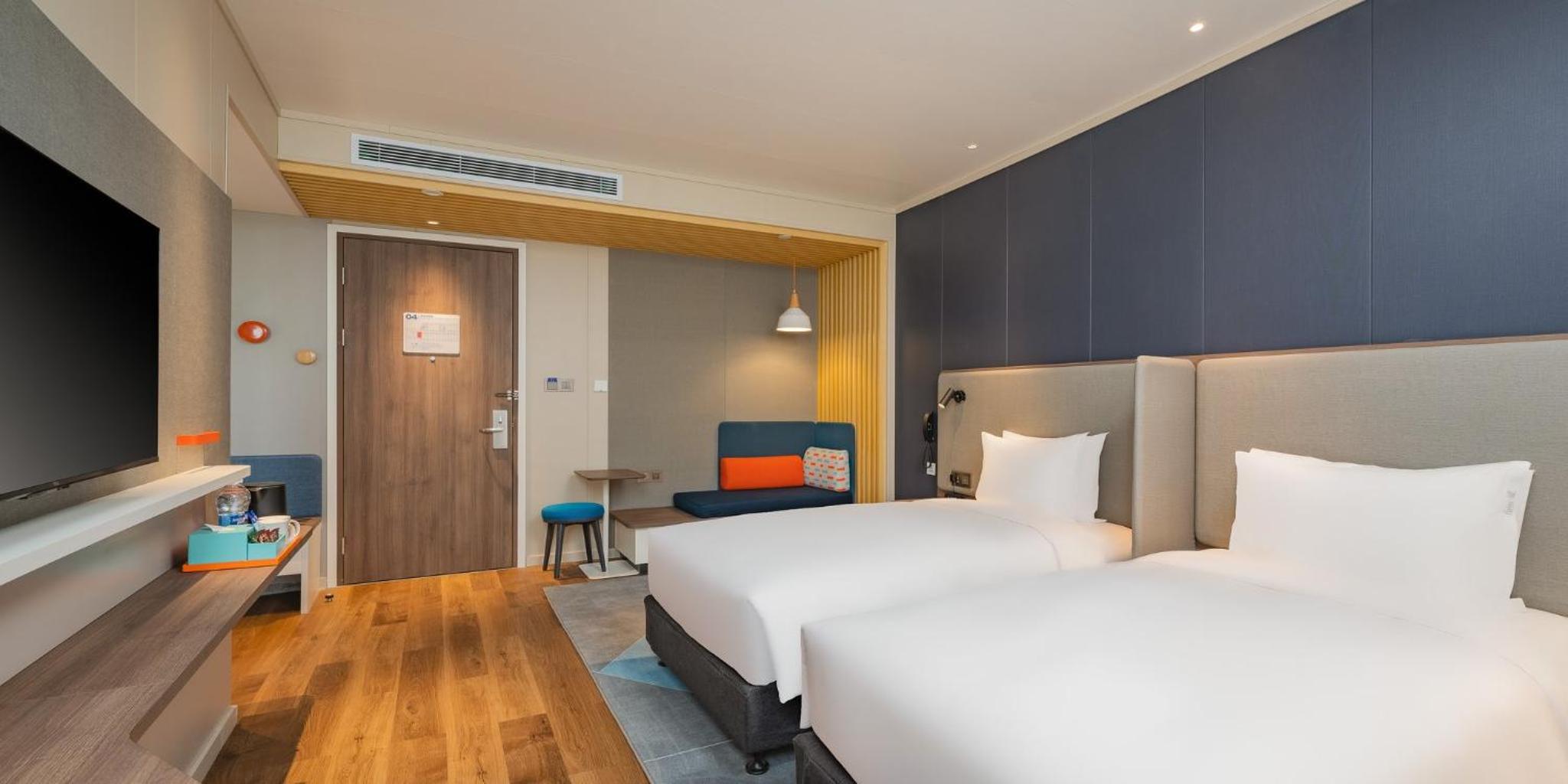 Standard Twin Room with City View - Photo 7