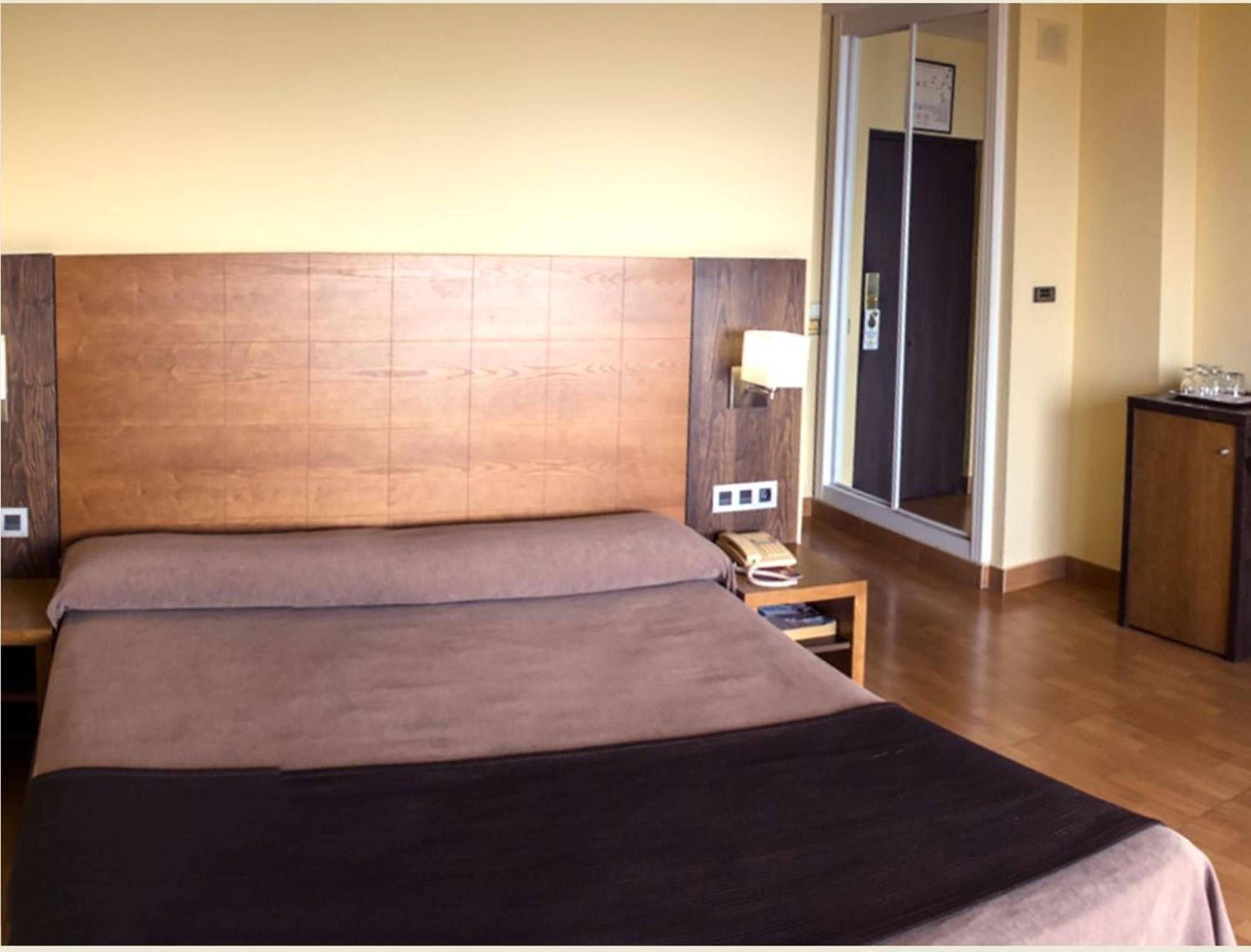 Double or Twin Room with City View - Photo 7