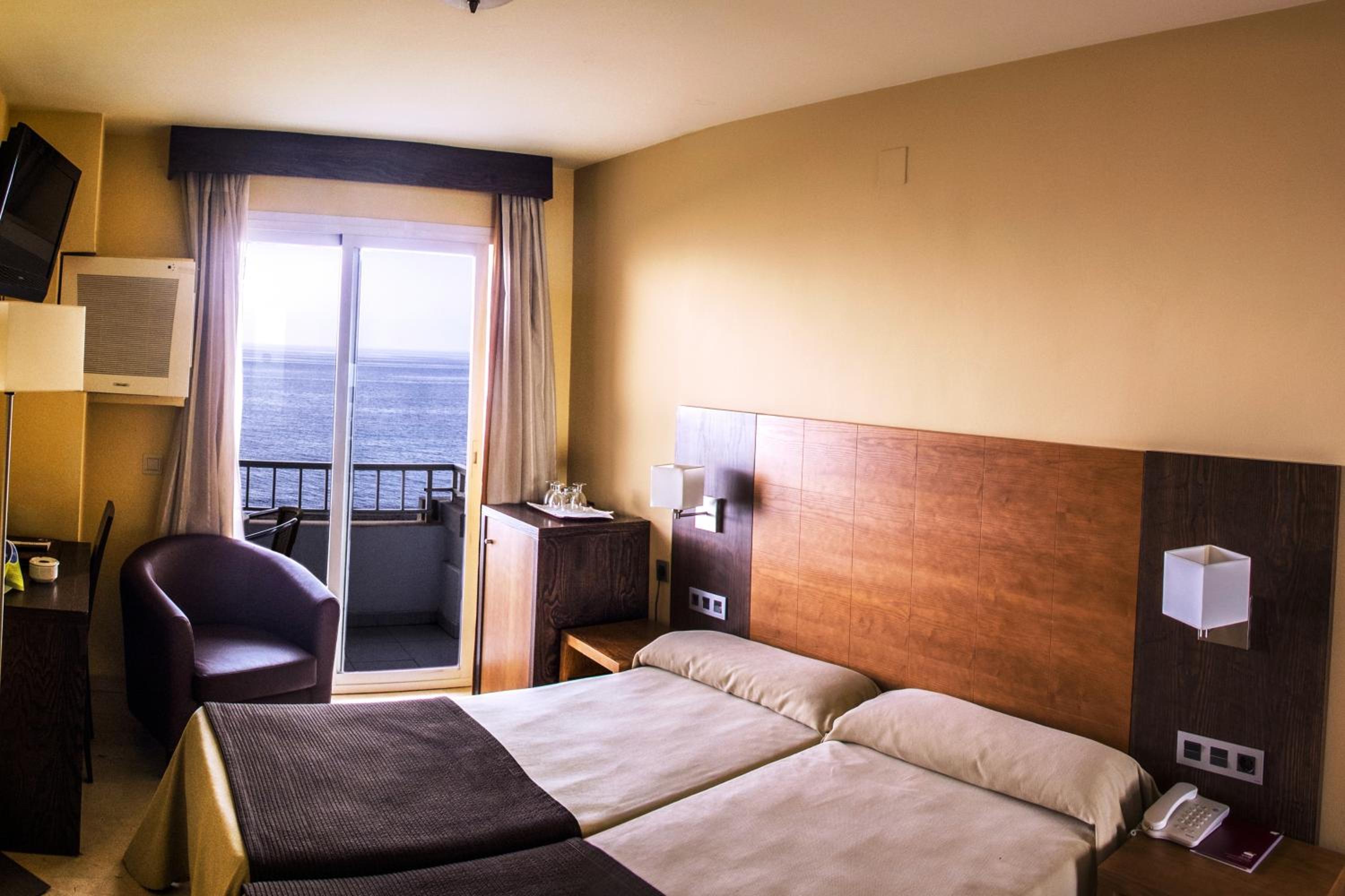 Double or Twin Room with Sea View - Photo 2