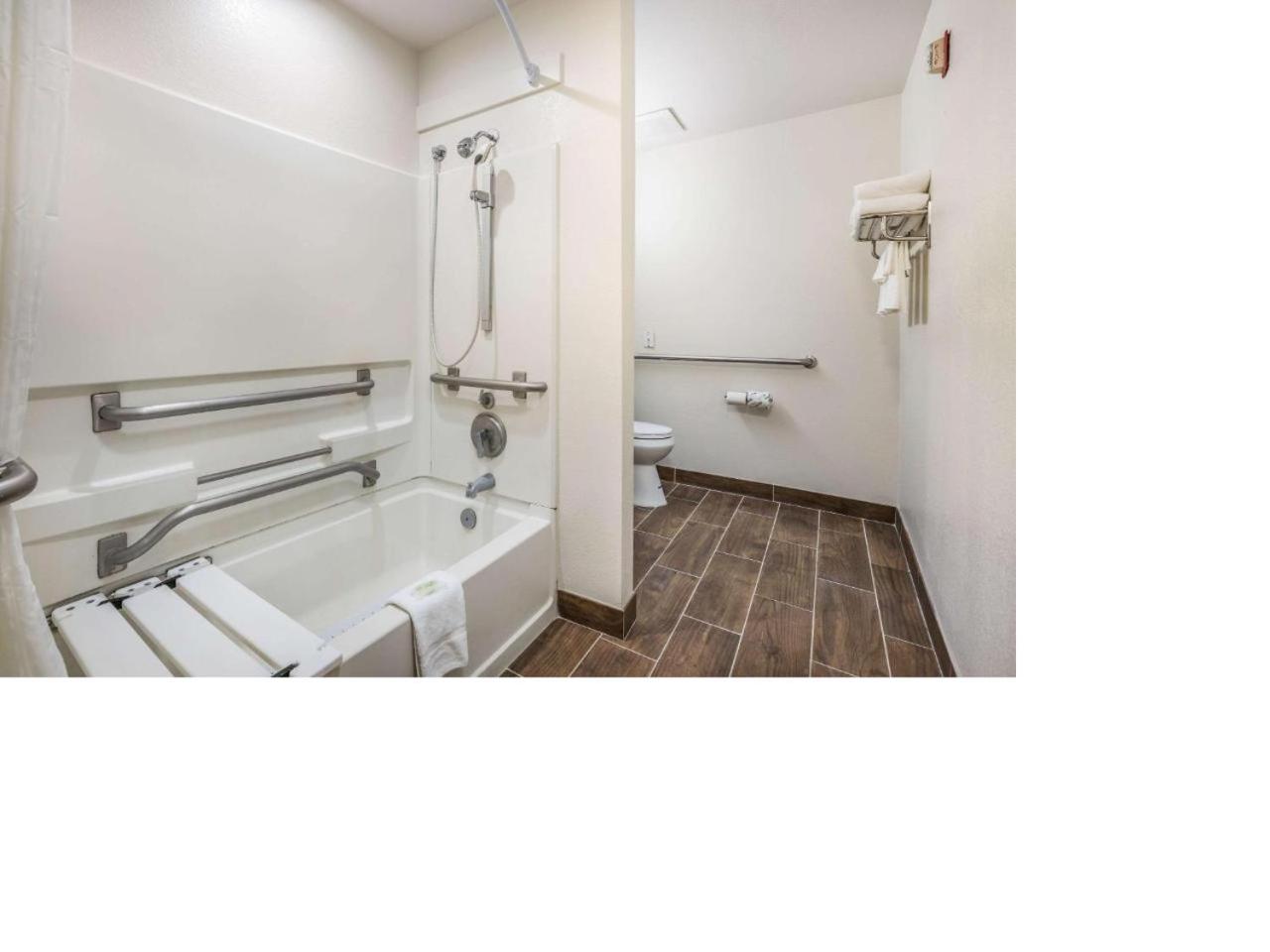 Queen Room with Two Queen Beds - Accessible/Non Smoking photo 2