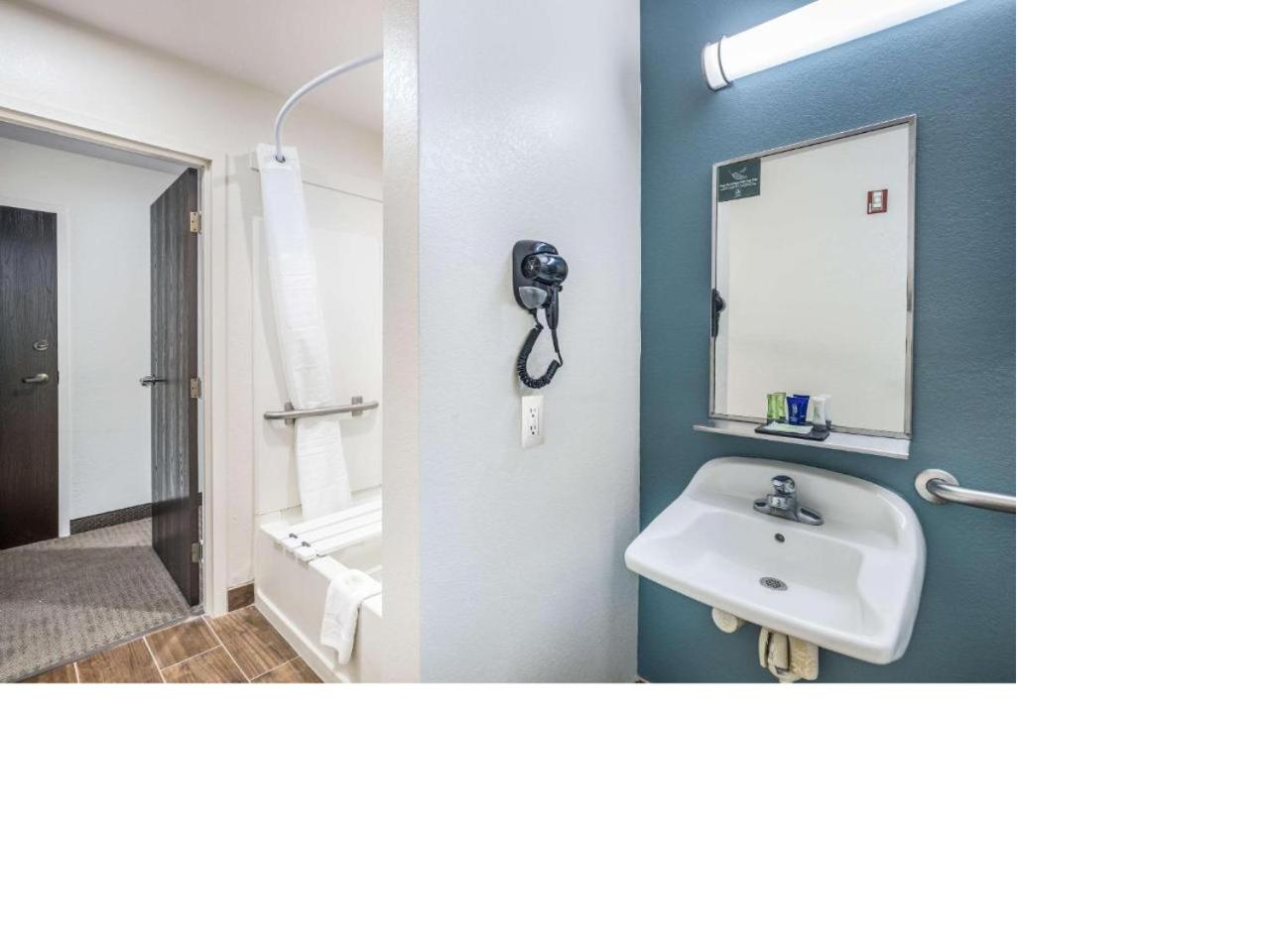 Queen Room with Two Queen Beds - Accessible/Non Smoking photo 3