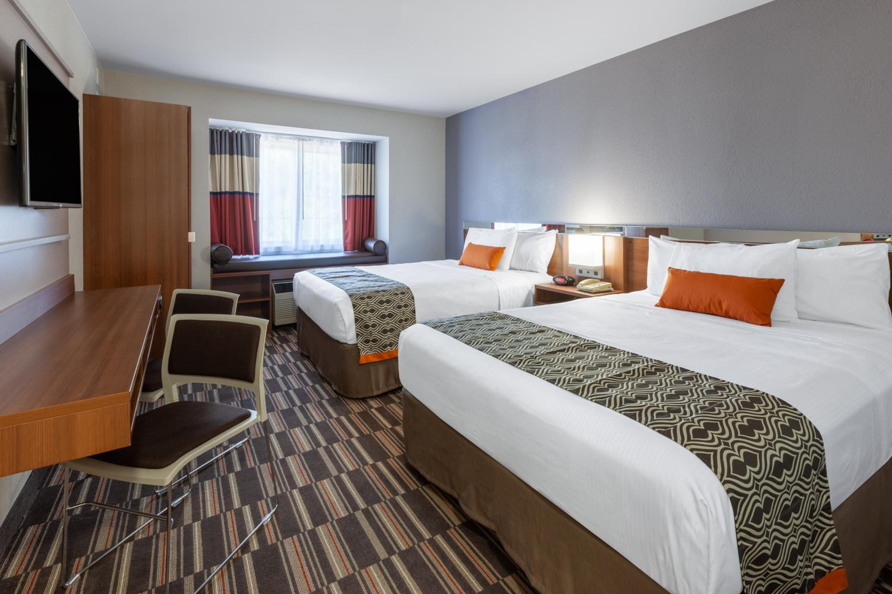 Queen Room with Two Queen Beds - Non-Smoking - Photo 2