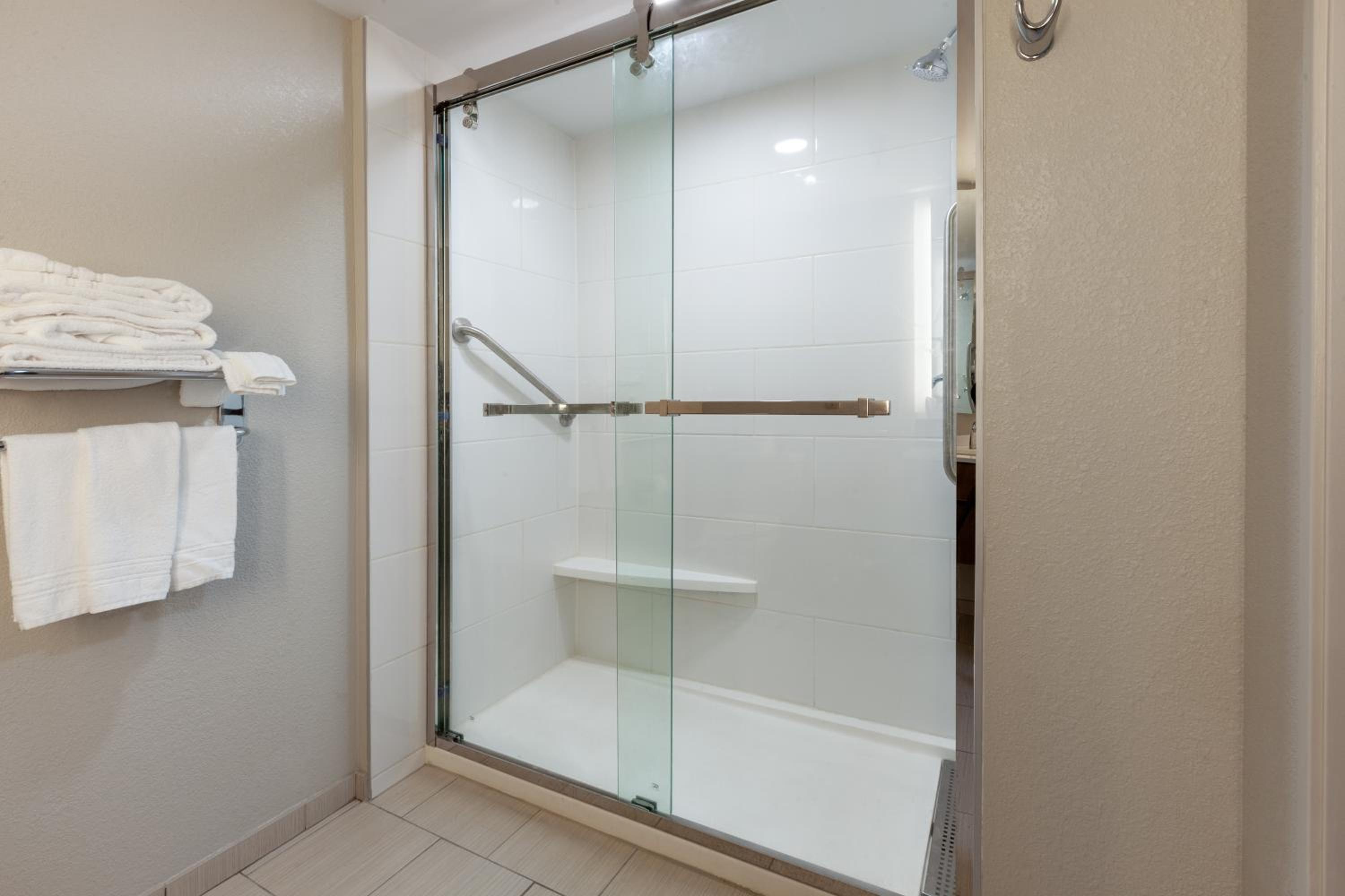 Queen Room with Two Queen Beds and Bath Tub - Mobility/Hearing Access - Non-Smoking - Photo 2