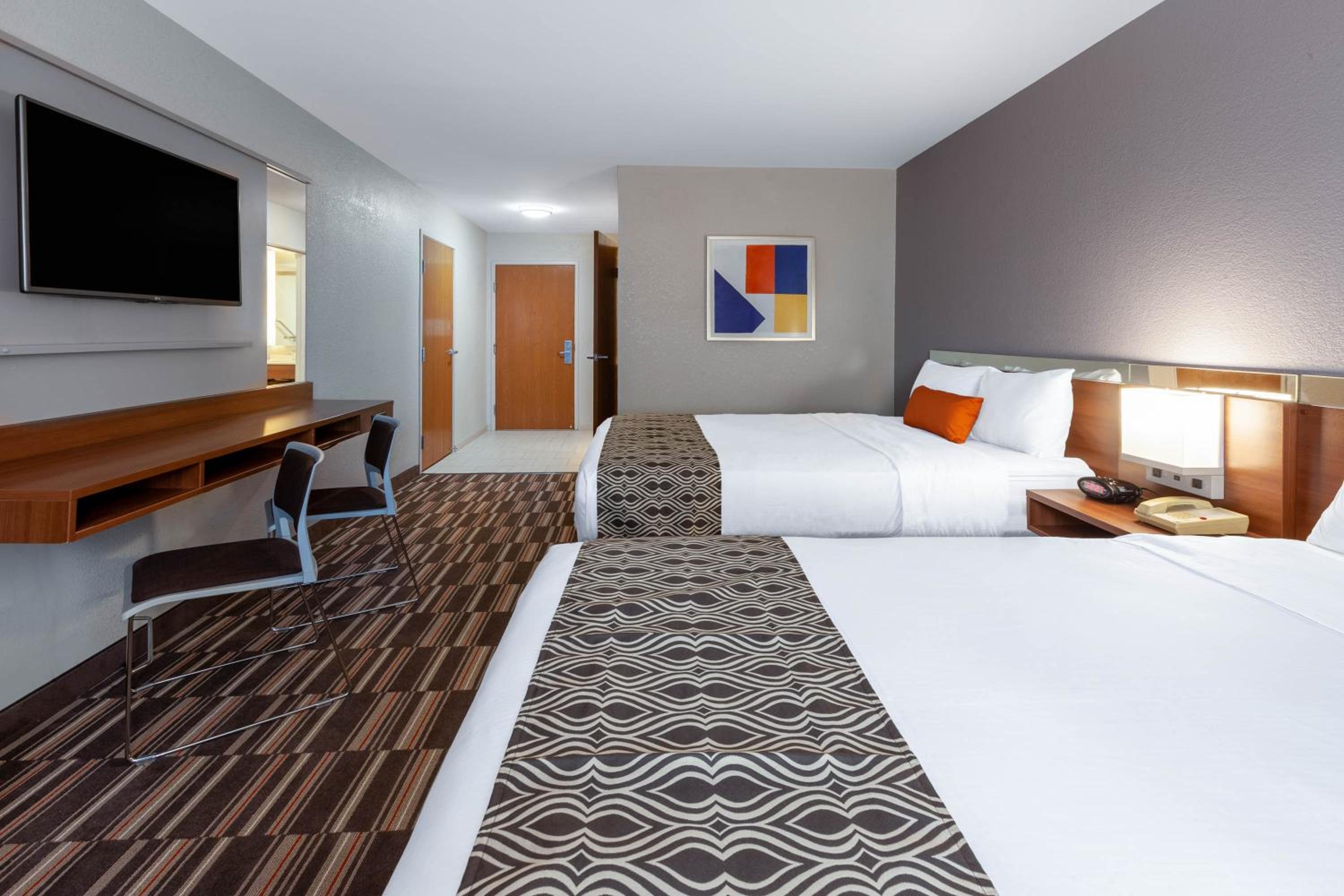 Queen Room with Two Queen Beds and Bath Tub - Mobility/Hearing Access - Non-Smoking - Photo 4