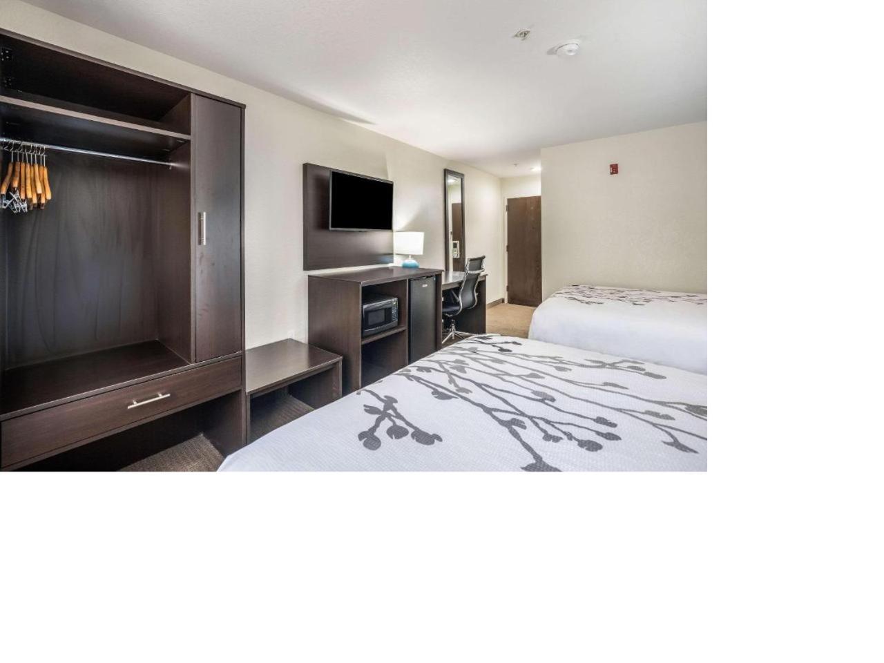Queen Room with Two Queen Beds - Non Smoking - Photo 2