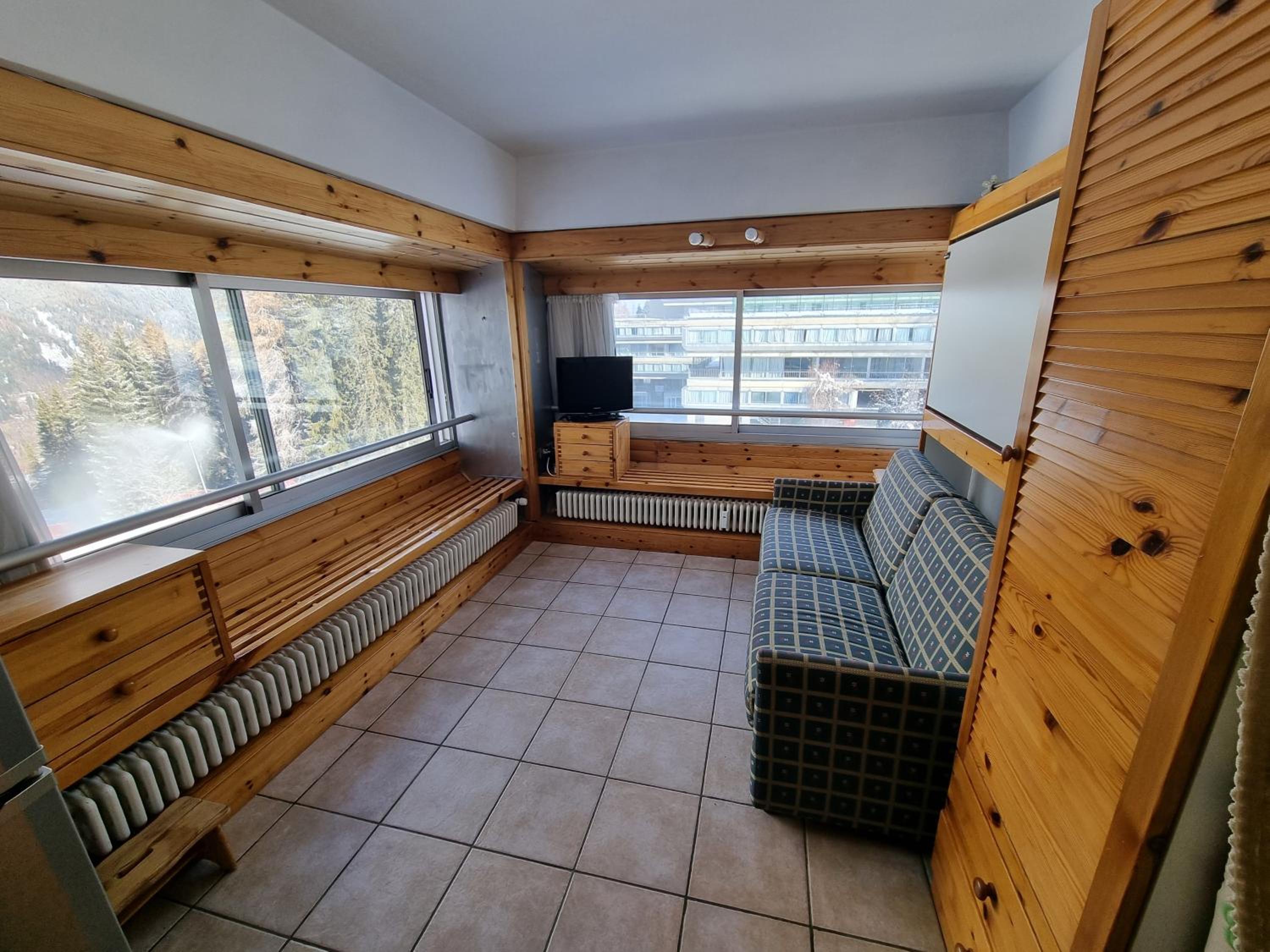 Apartment with Mountain View