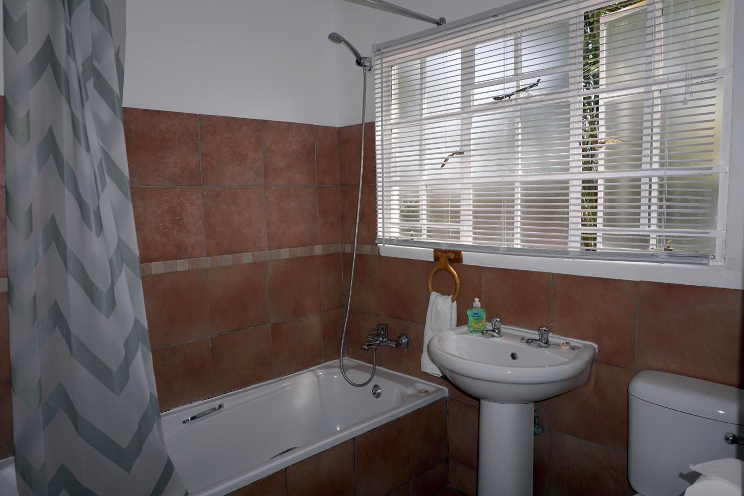 Large Double Room - Photo 13