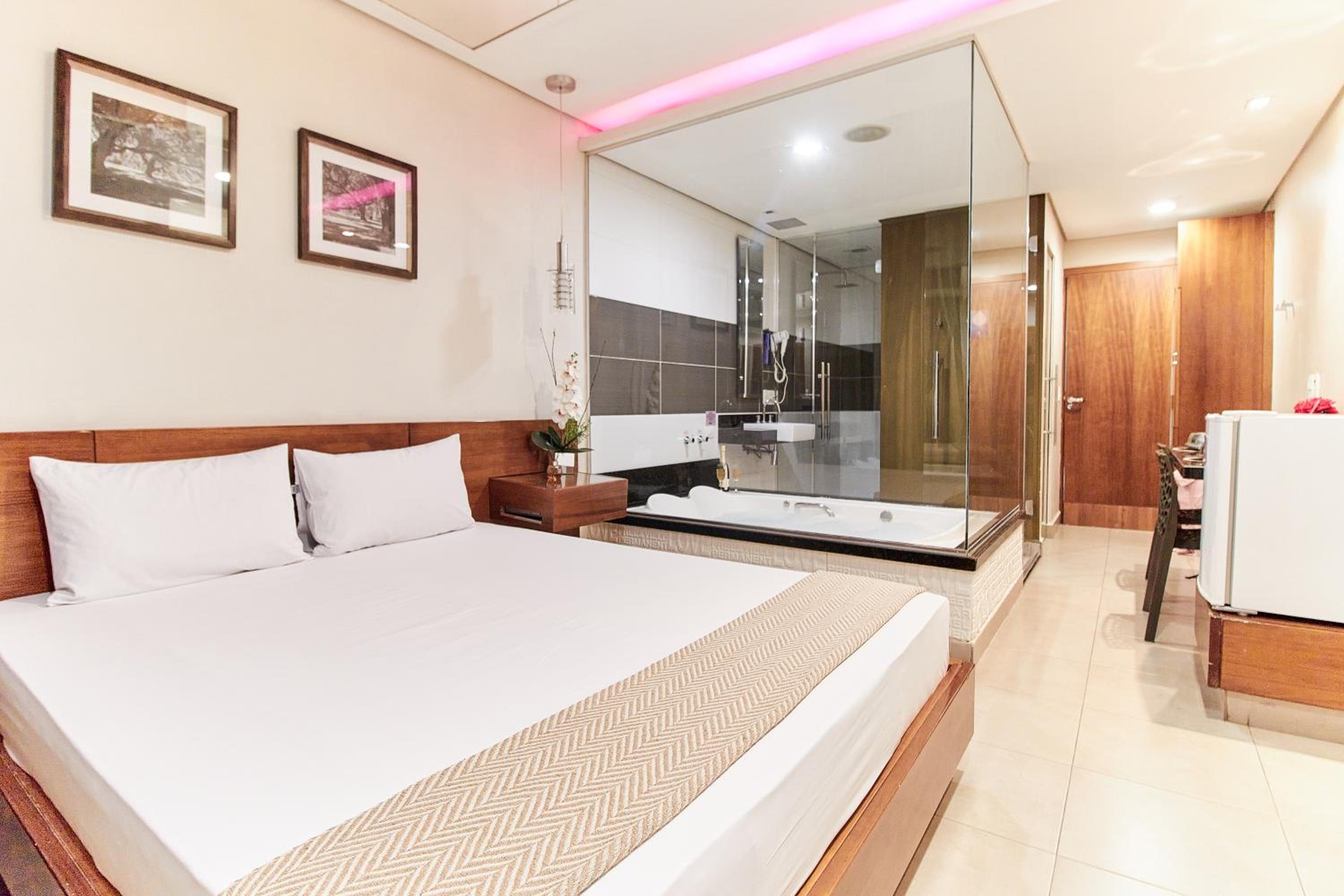 Suite with Hot Tub - Photo 6