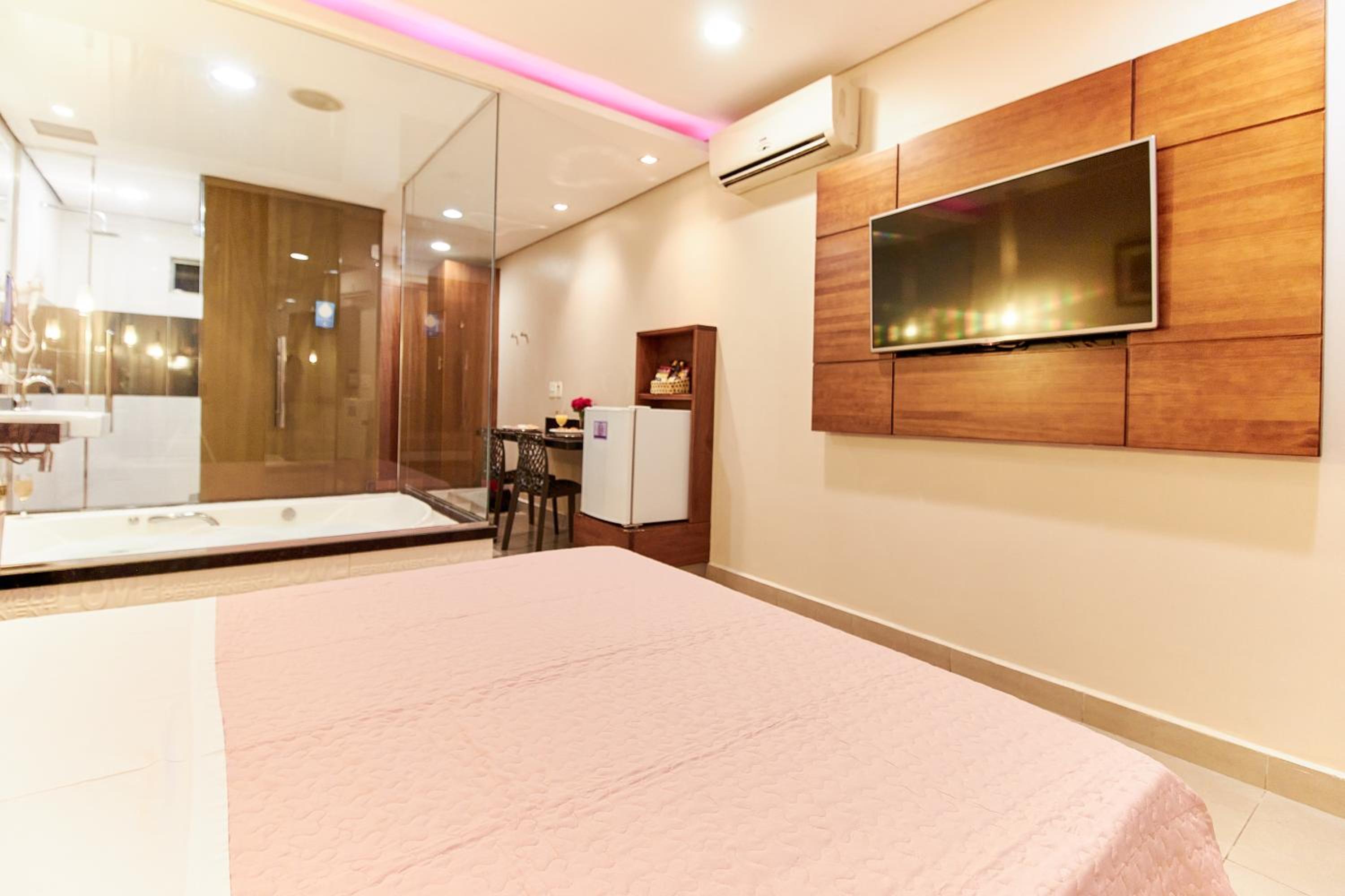 Suite with Hot Tub - Photo 4