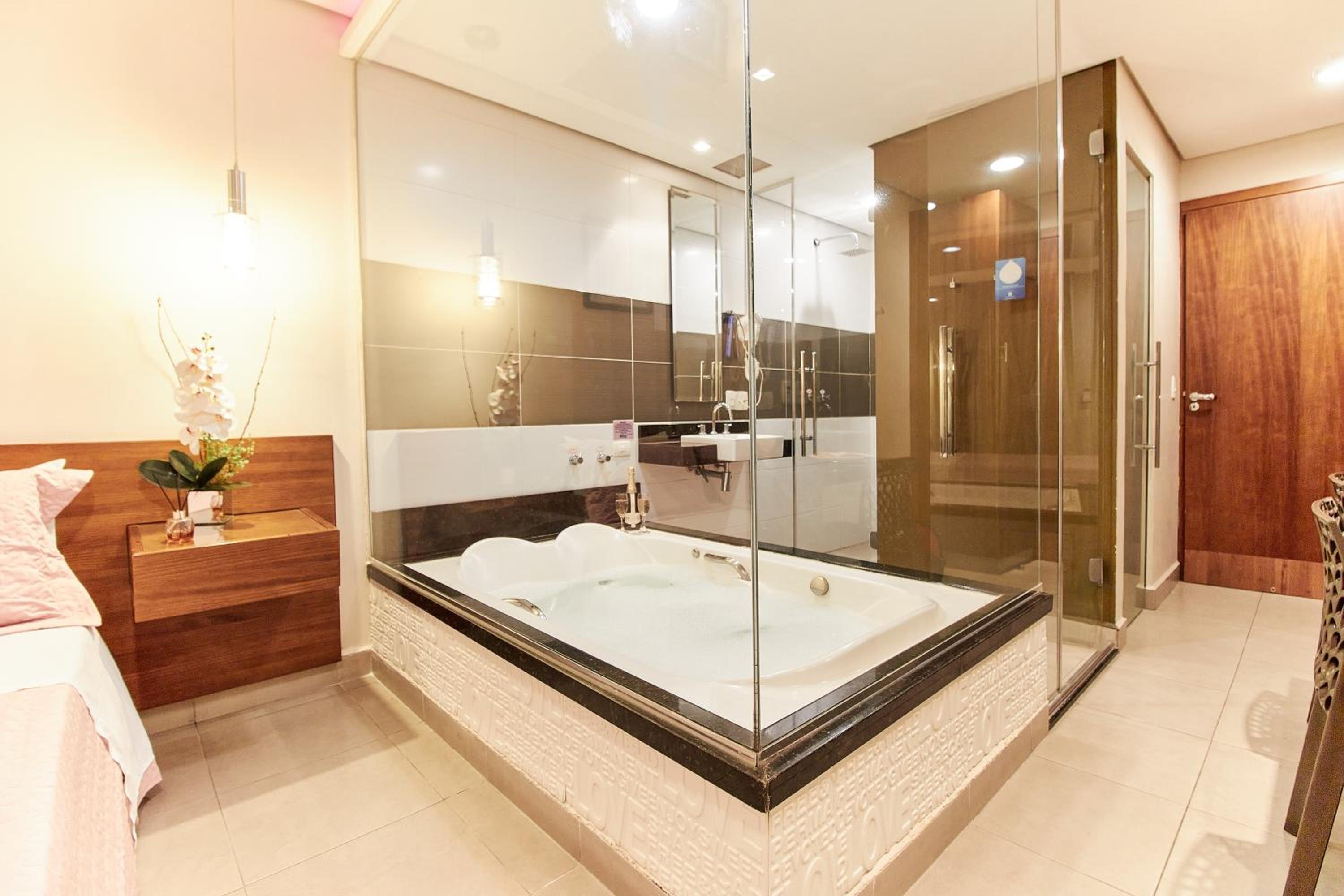 Suite with Hot Tub - Photo 5