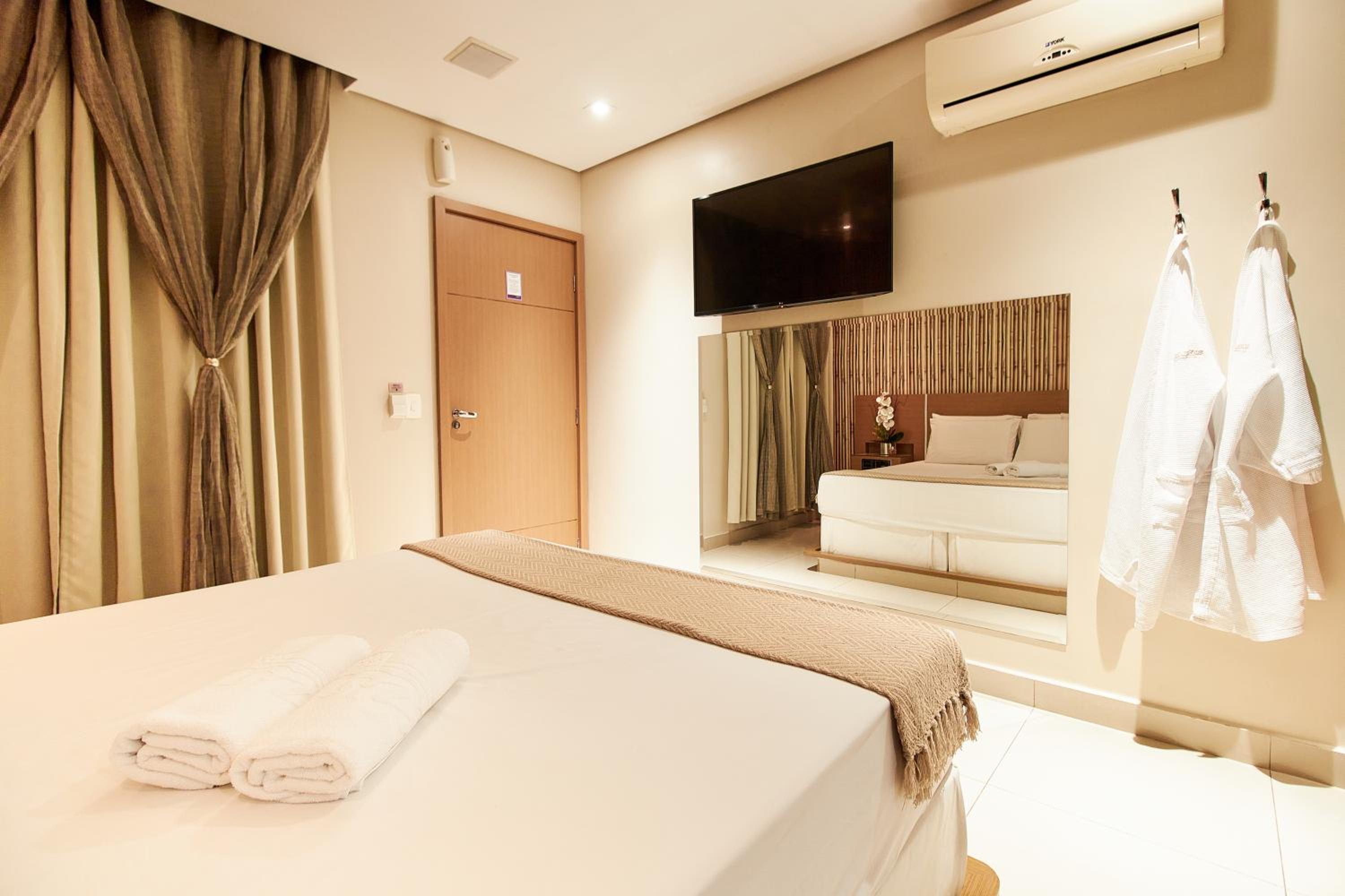 Deluxe Suite - Photo 5