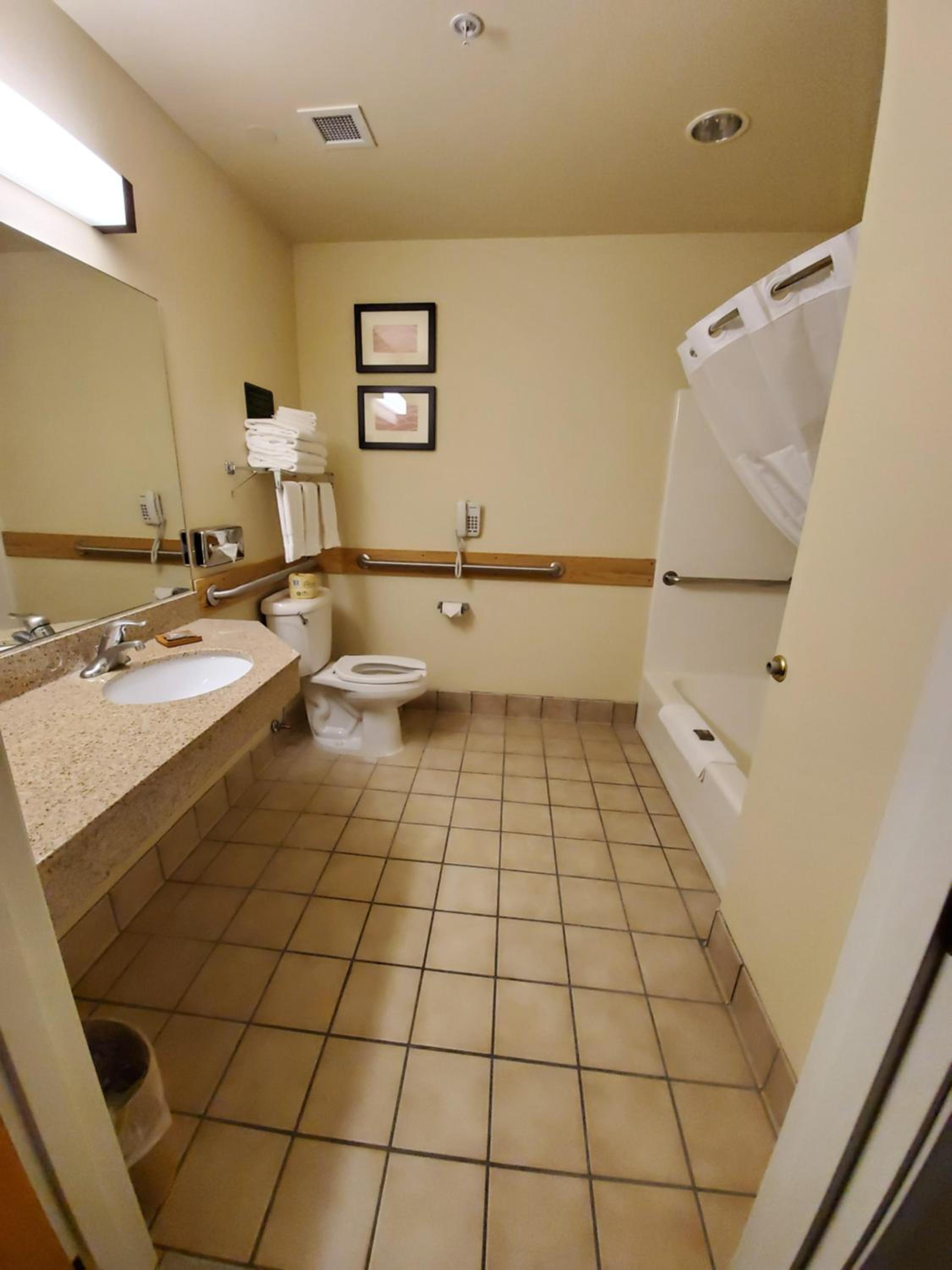 Queen Room - Disability Access - Photo 6