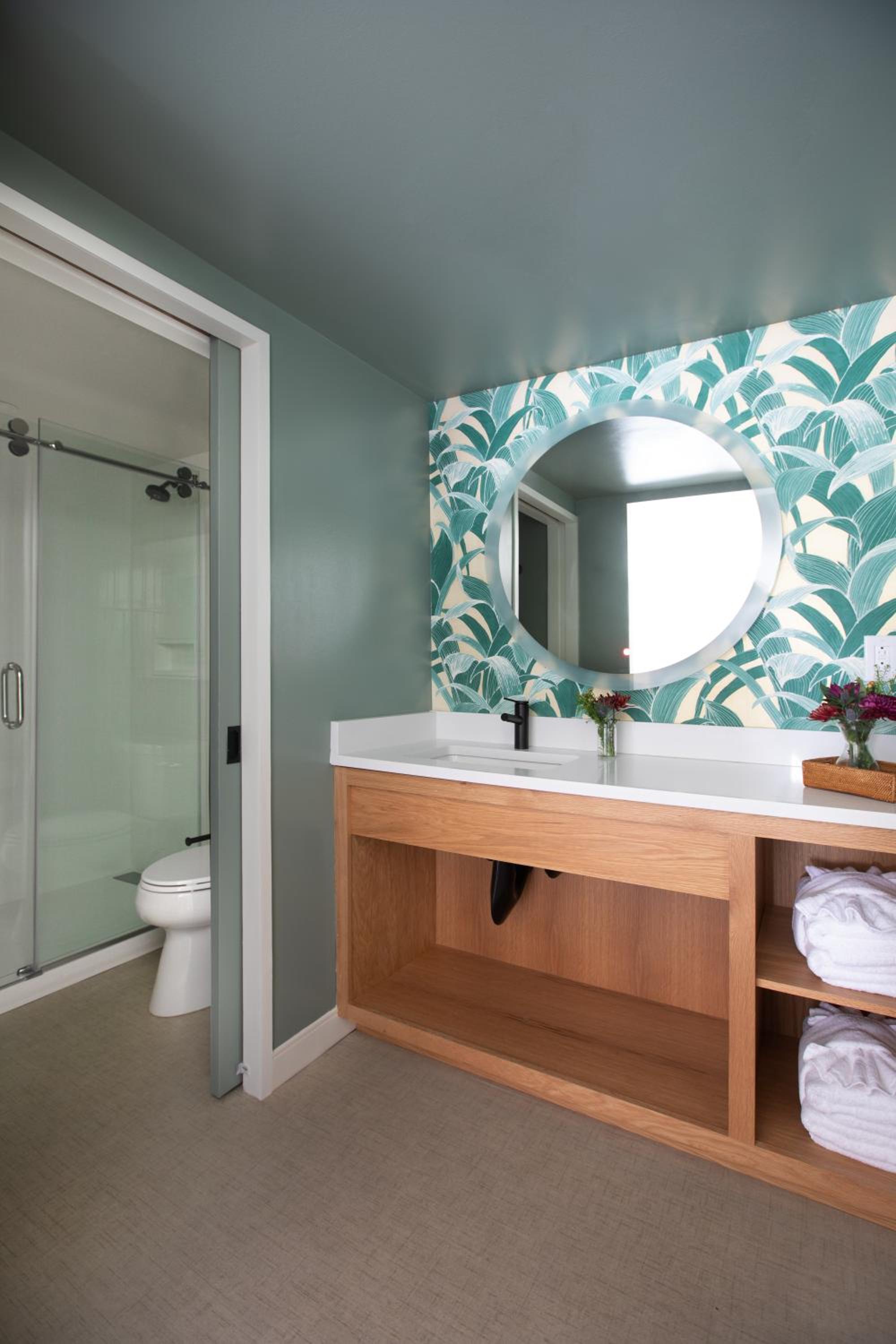 Queen Room with Two Queen Beds - Photo 18