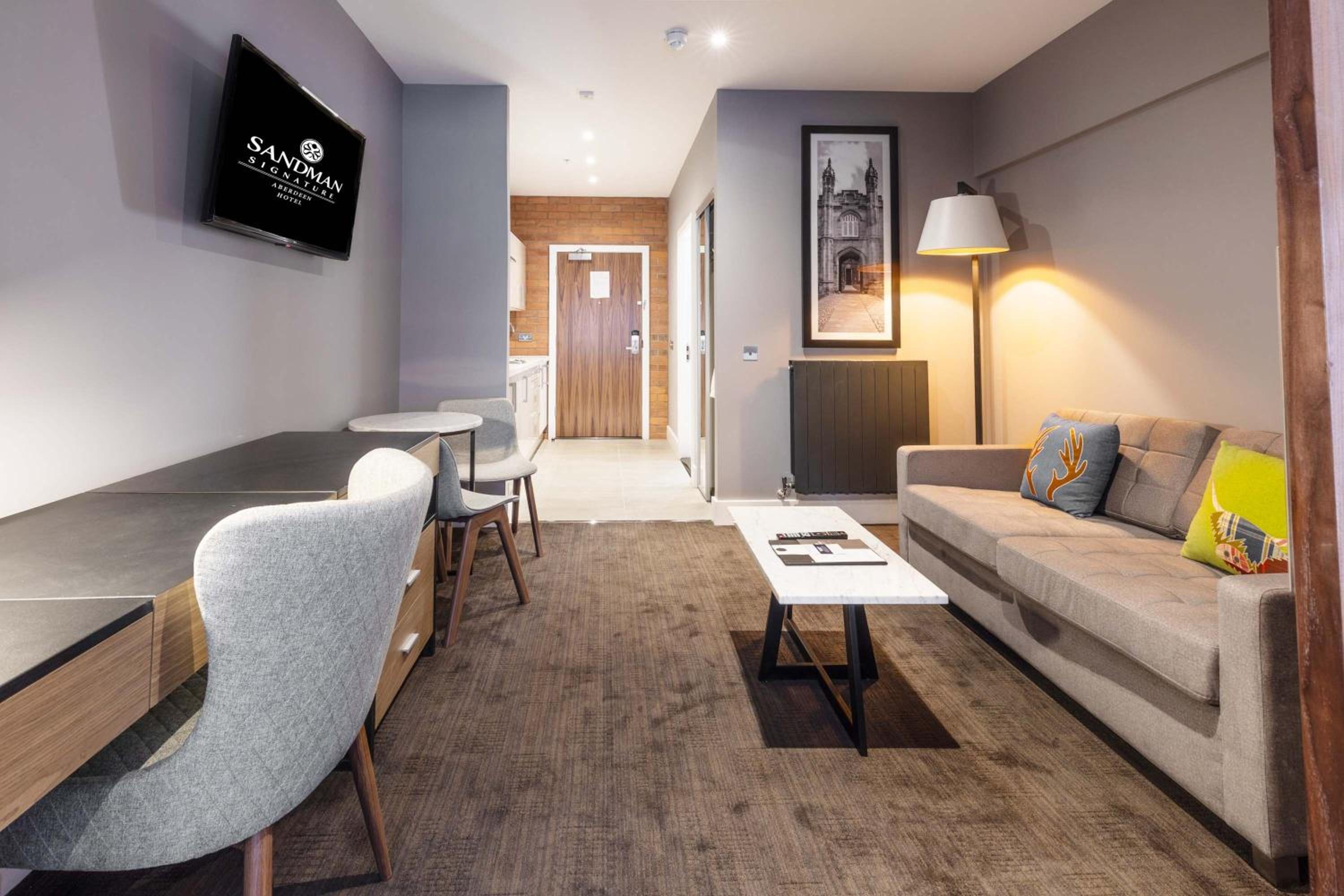 Deluxe Suite, 1 Bedroom, 1 King, Sofa Bed, Kitchenette photo 2