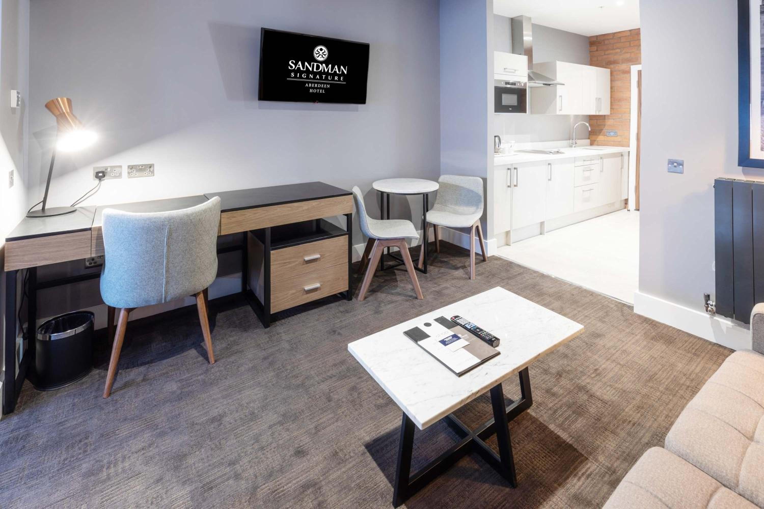 Deluxe Suite, 1 Bedroom, 1 King, Sofa Bed, Kitchenette photo 3