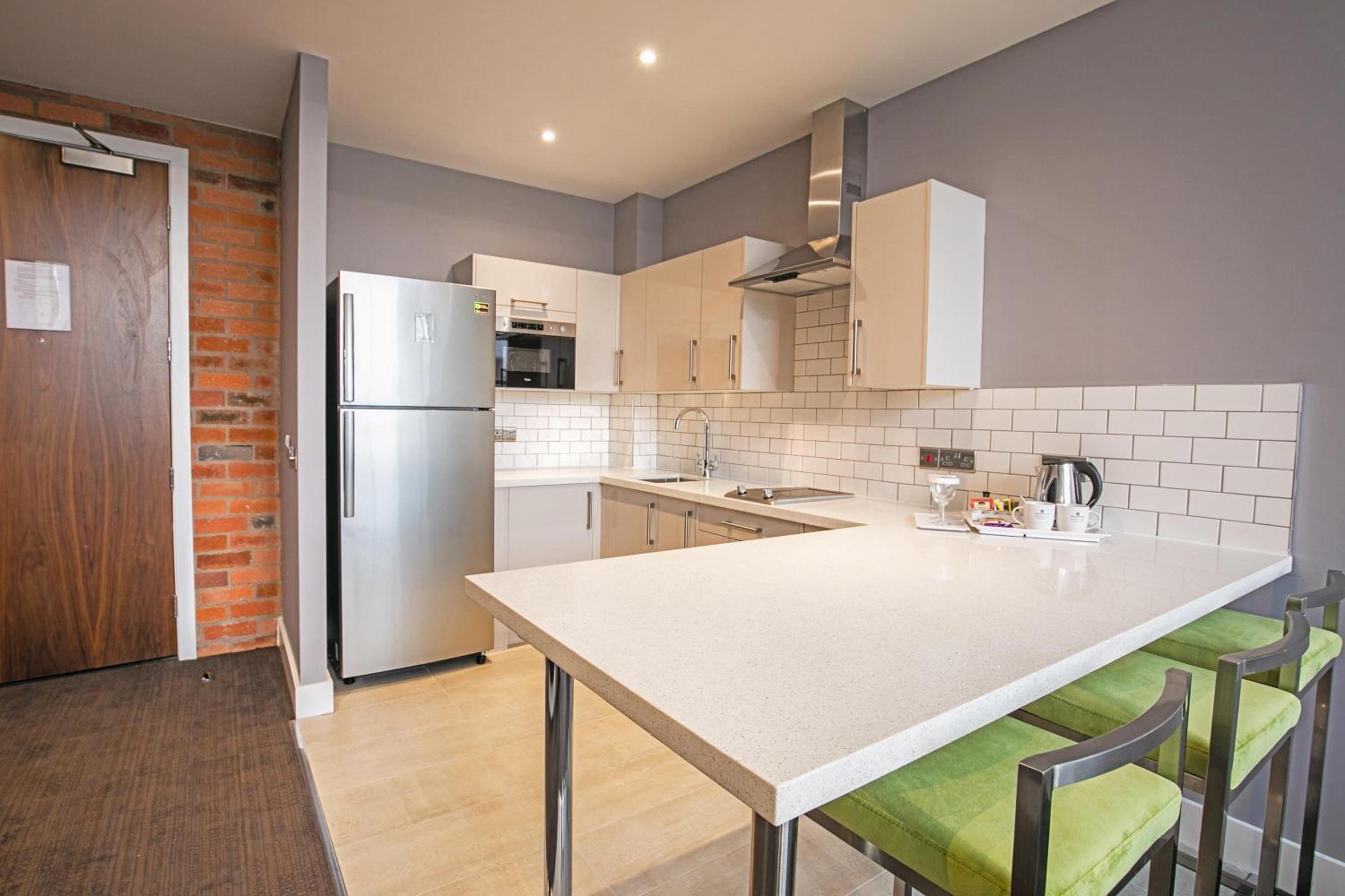 Executive Suite, 1 Bedroom, 1 King, Sofa Bed, Kitchen Kitchen photo 2