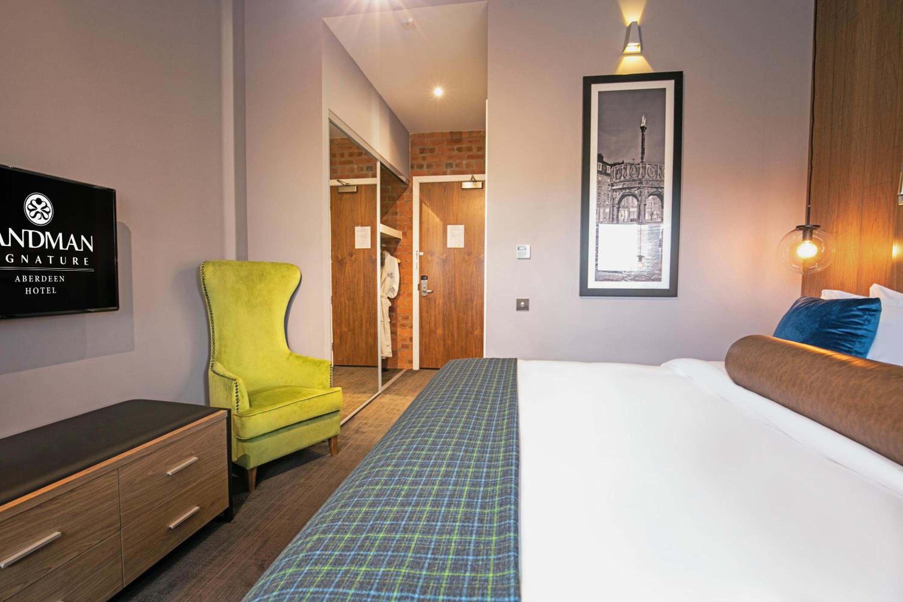 Standard Room, 1 King Bed photo 3