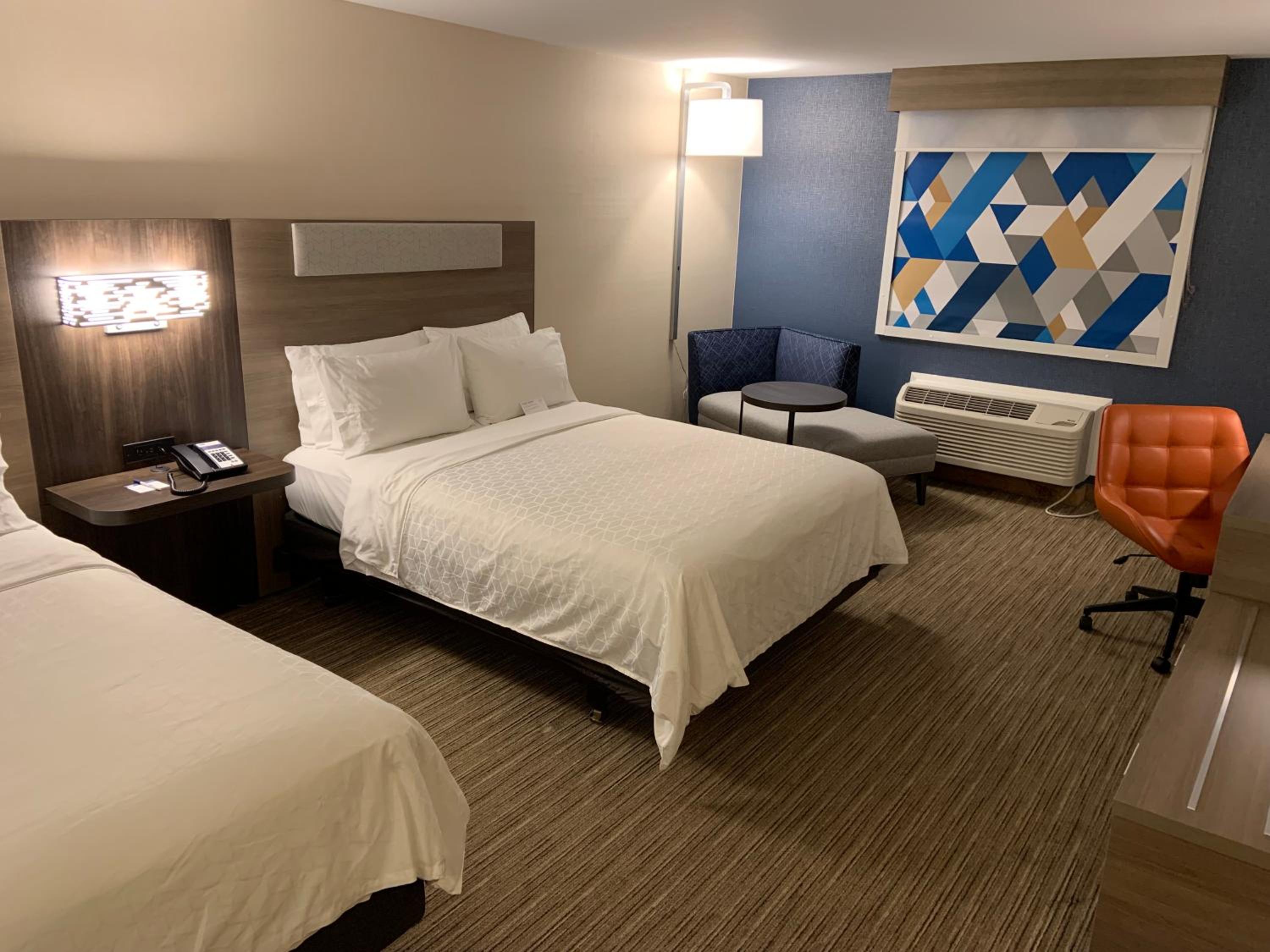 Standard Room with Two Queen Beds - Photo 5