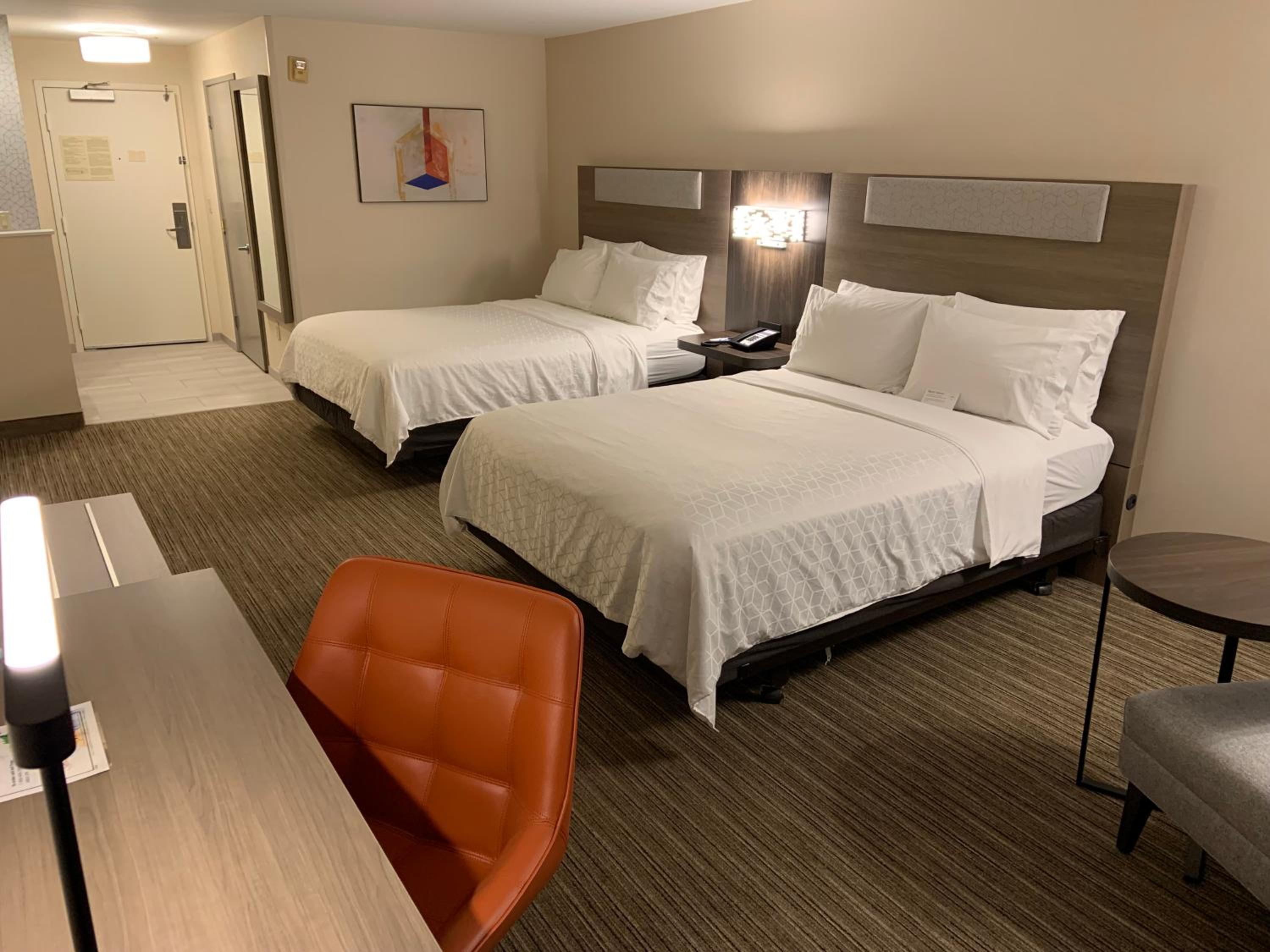 Standard Room with Two Queen Beds - Photo 7
