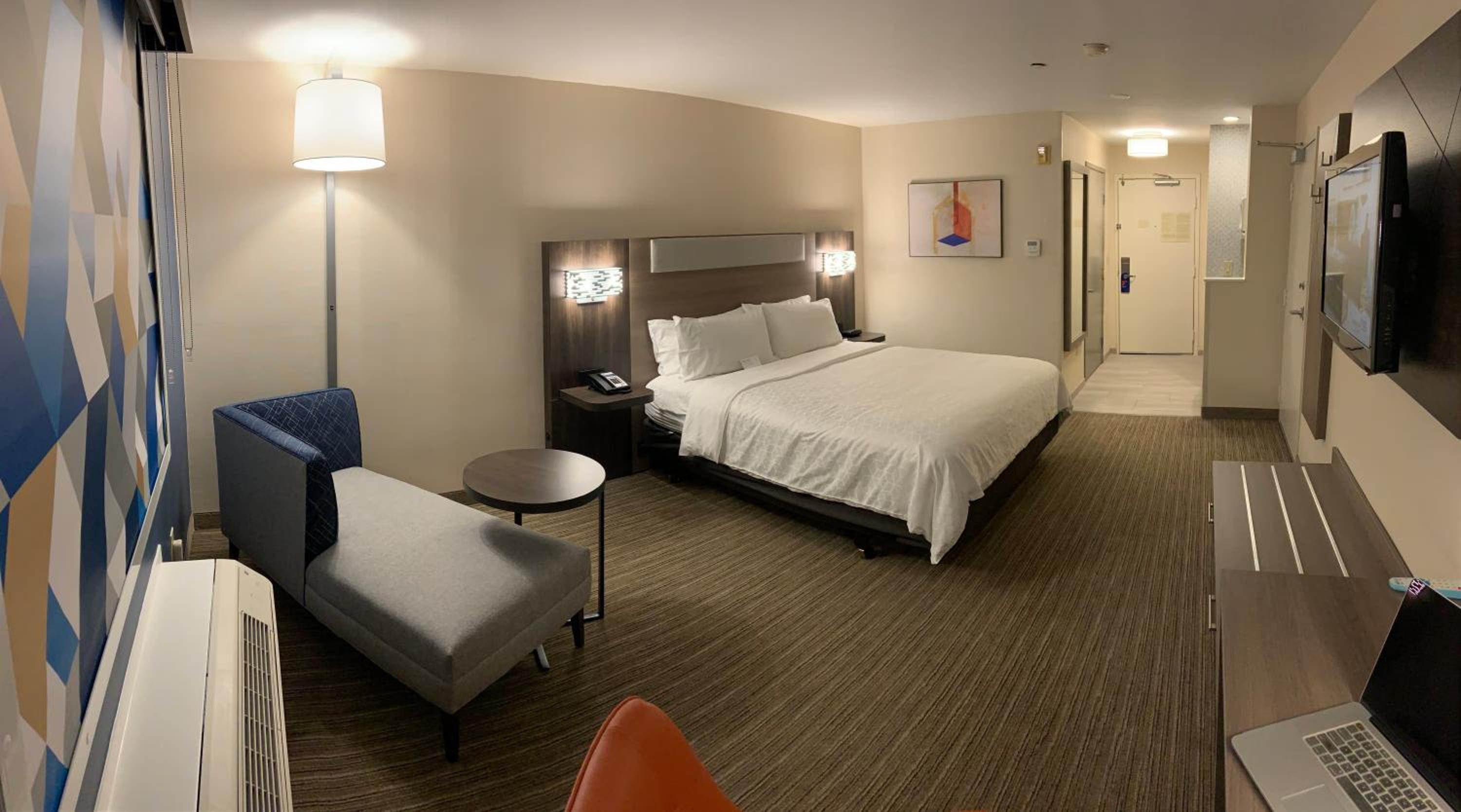 Standard King Room - Photo 12
