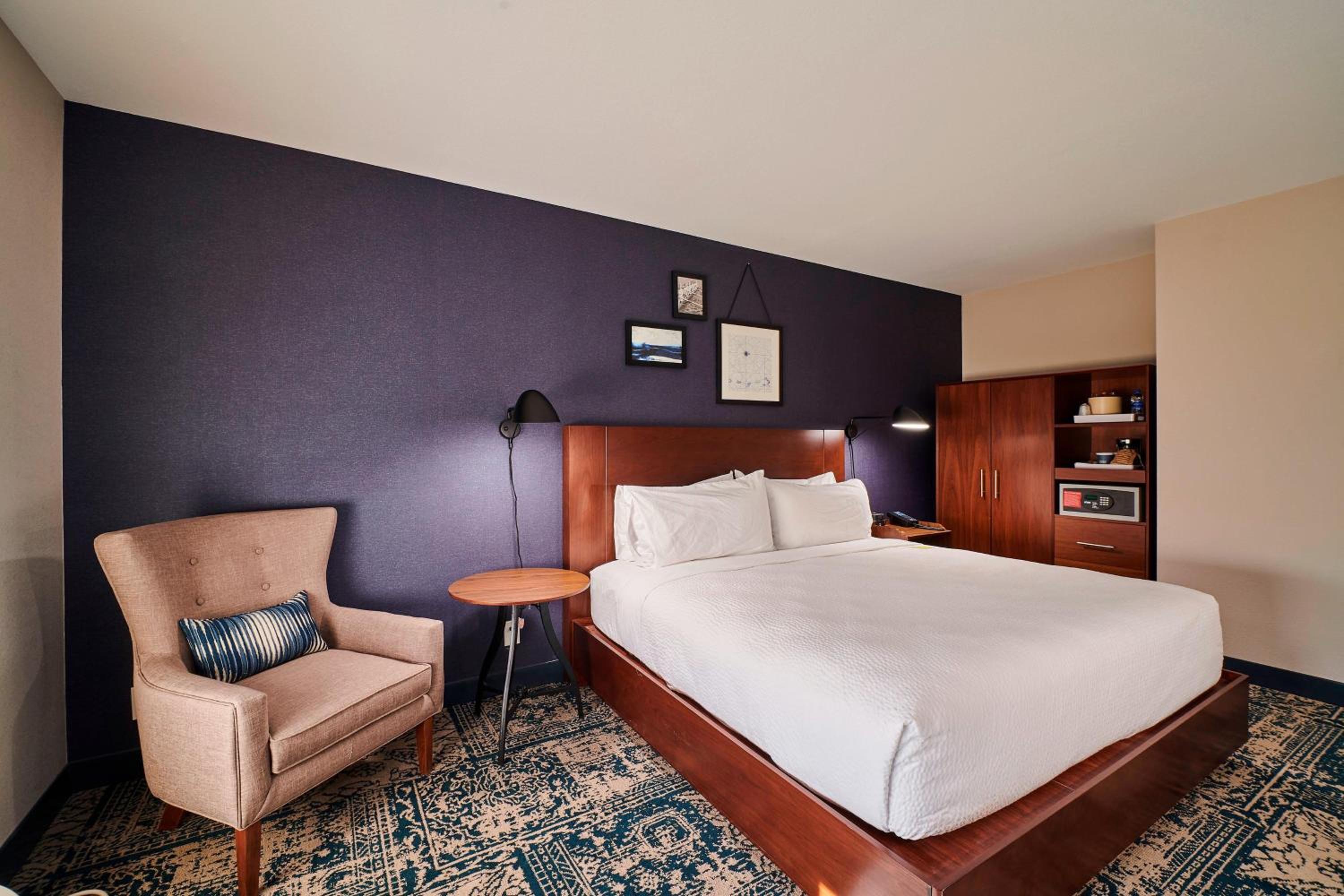 Business Room, Guest room, 1 King - Photo 1