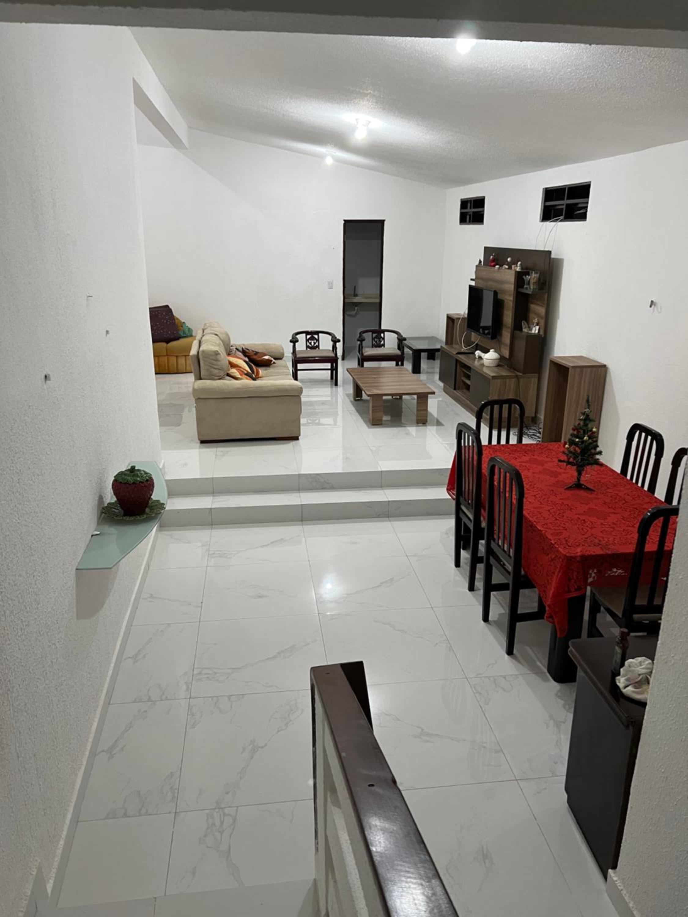 Five-Bedroom House photo 1