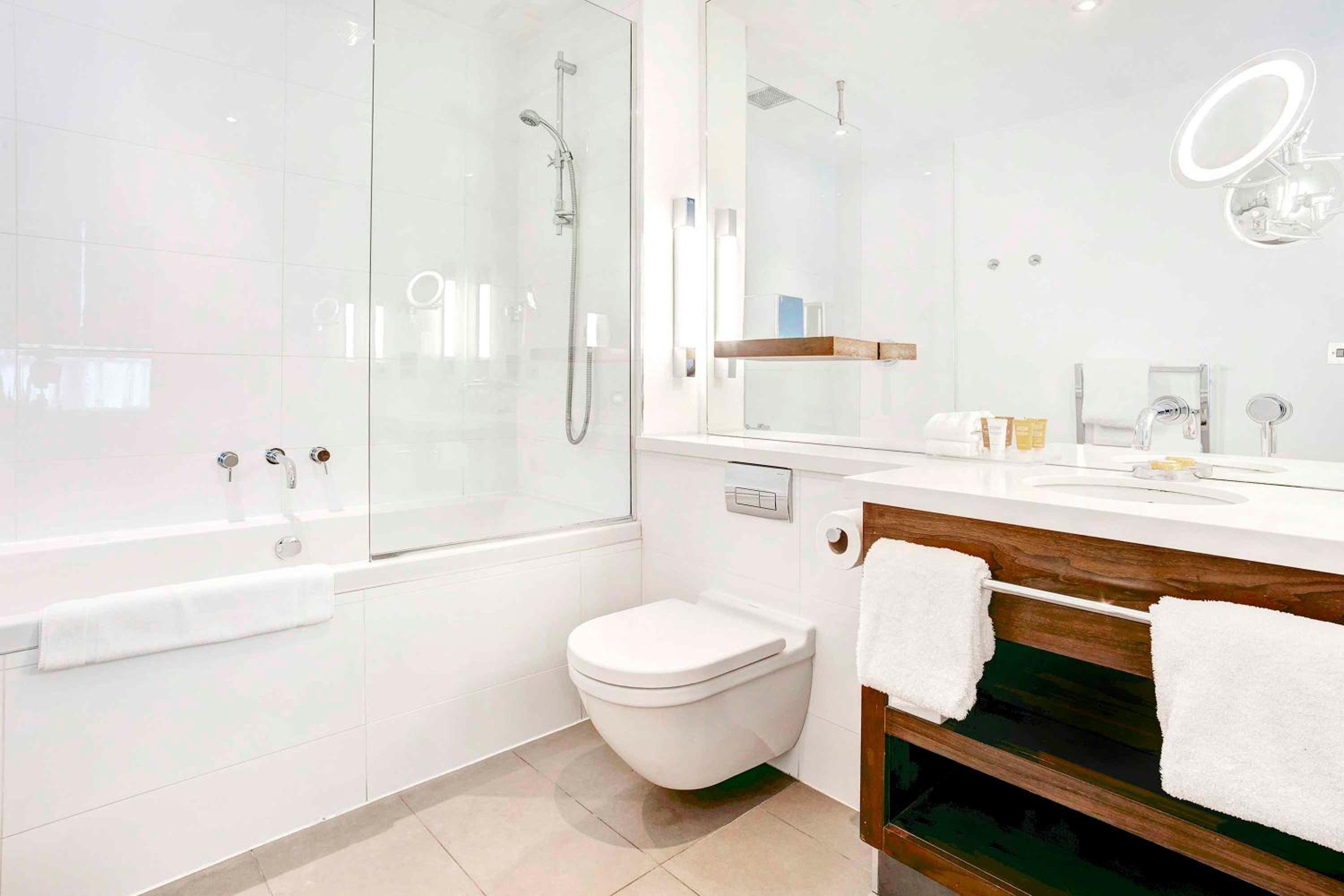 Executive Suite,1 King Bed, Kitchenette, Balcony - Photo 6