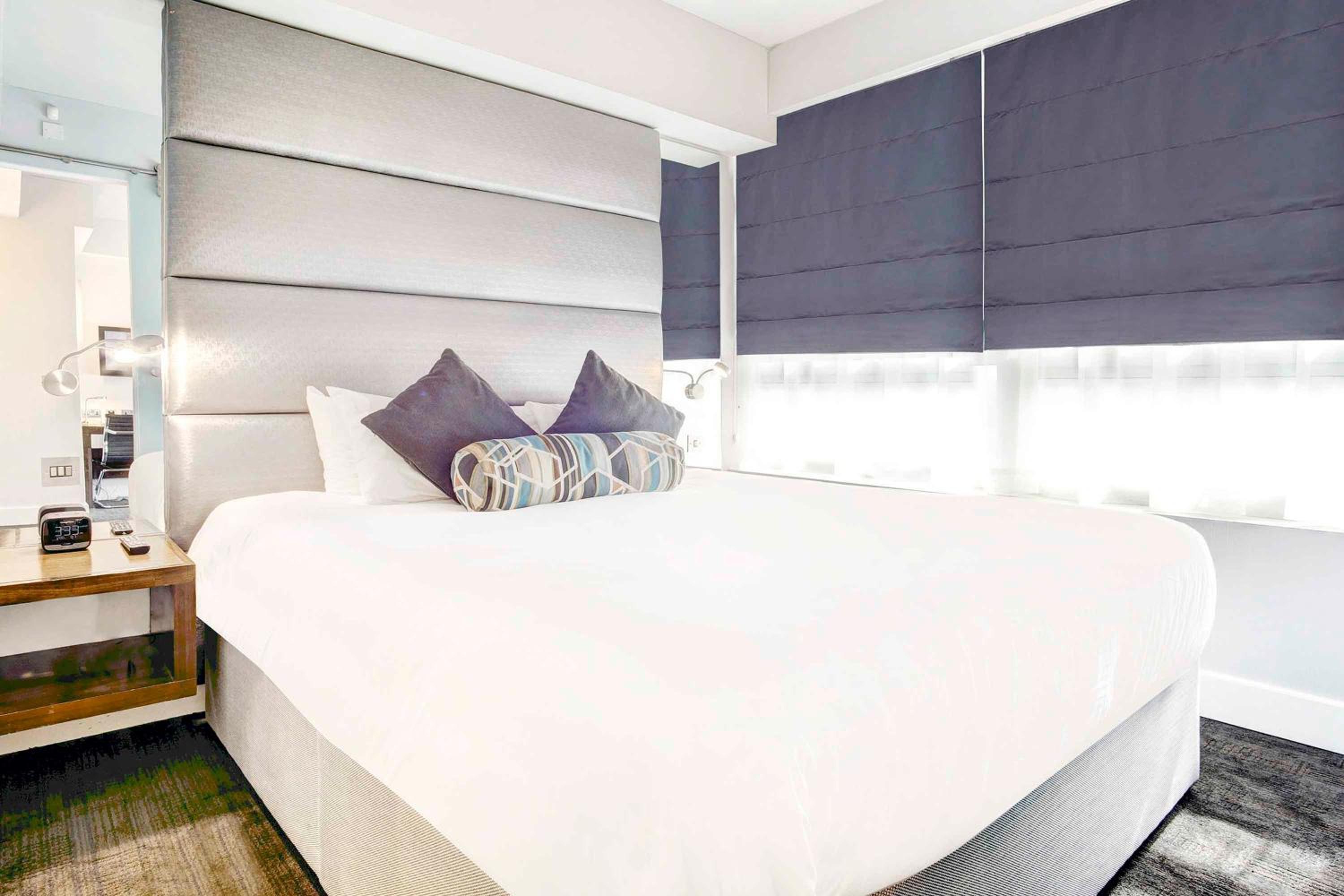 Executive Suite,1 King Bed, Kitchenette, Balcony - Photo 3