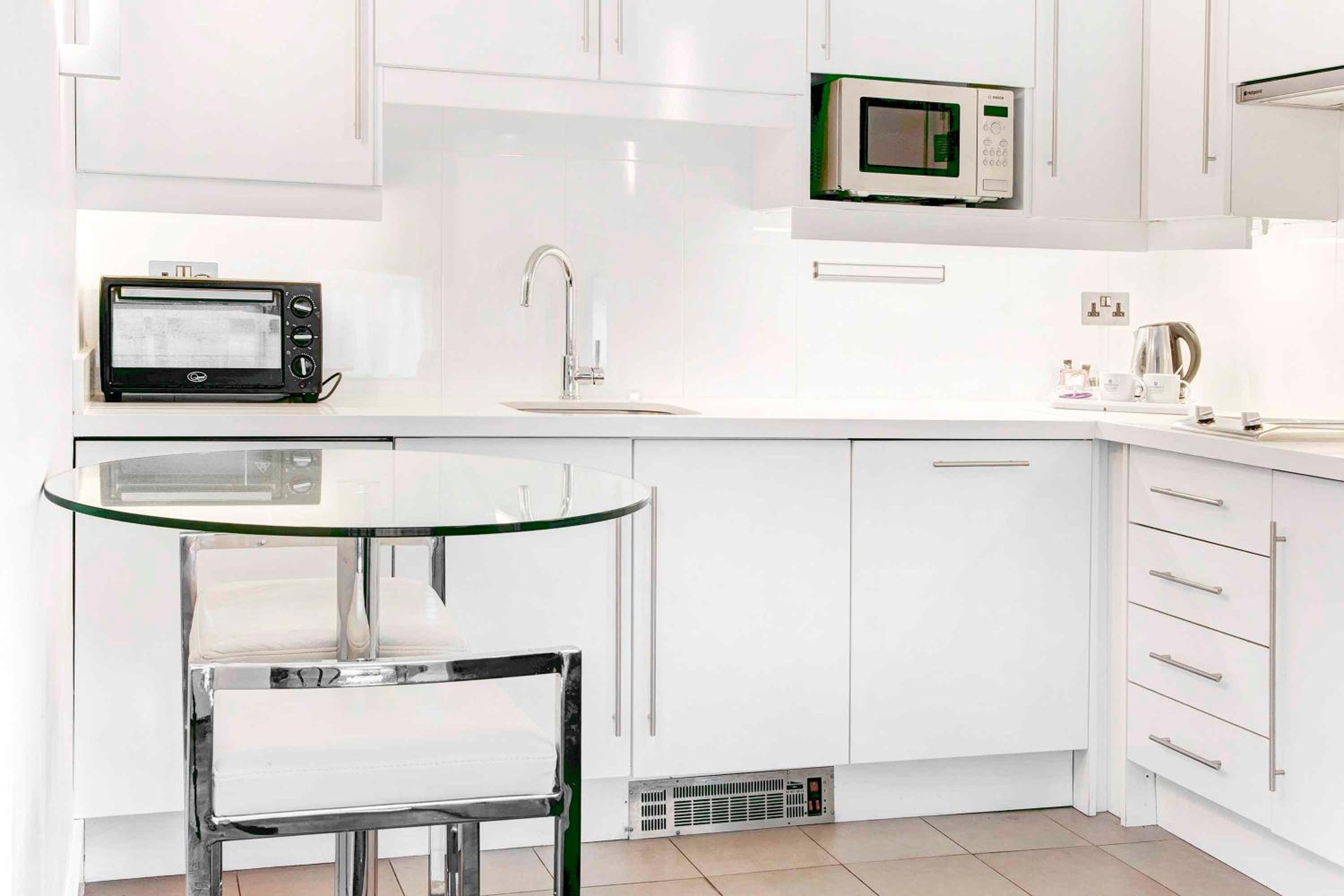 Executive Suite,1 King Bed, Kitchenette, Balcony - Photo 4