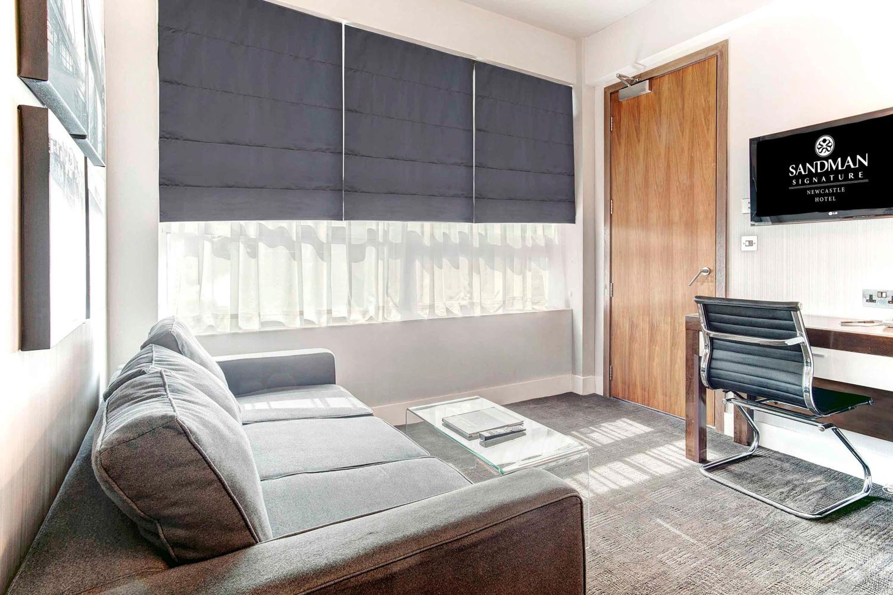 Executive Suite,1 King Bed, Kitchenette, Balcony - Photo 5