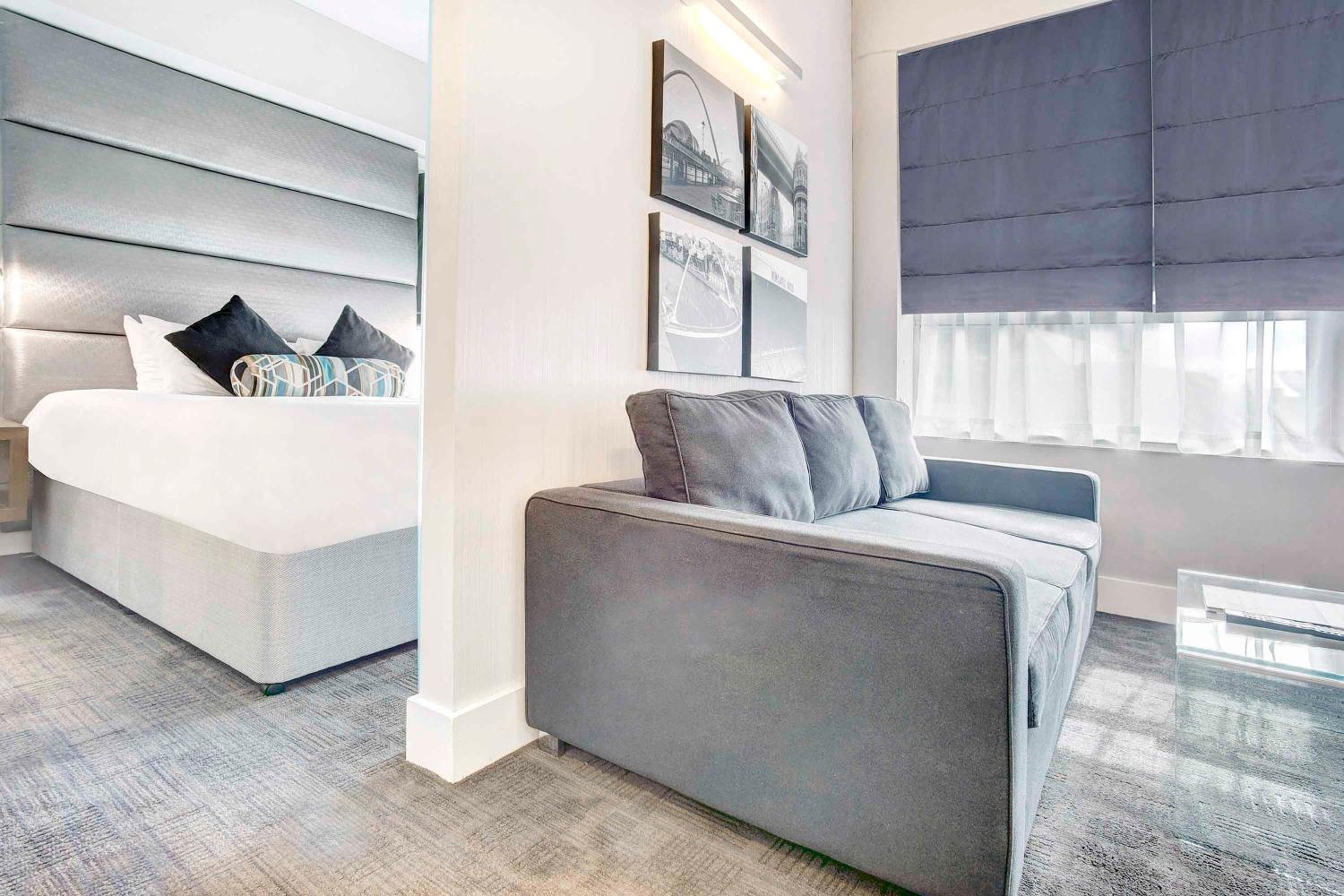 Executive Suite,1 King Bed, Kitchenette, Balcony - Photo 1