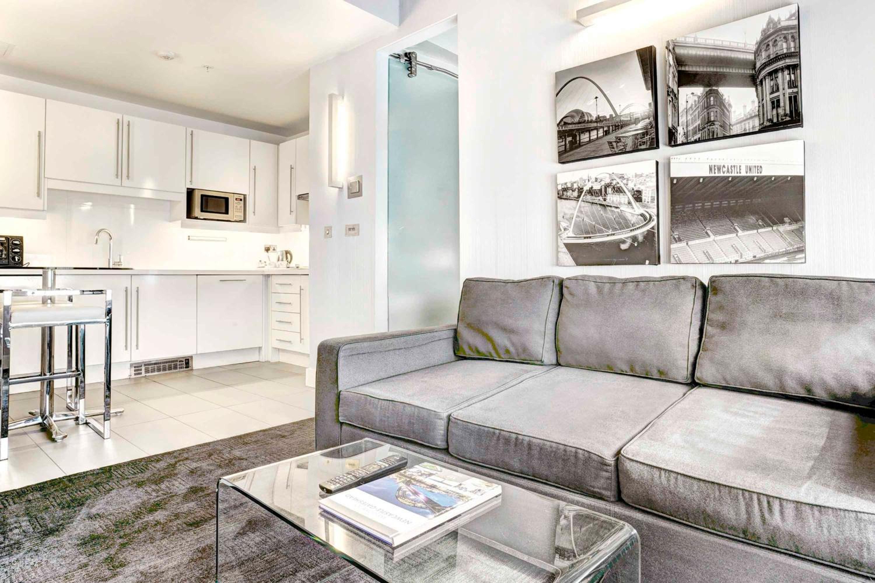 Executive Suite,1 King Bed, Kitchenette, Balcony - Photo 2