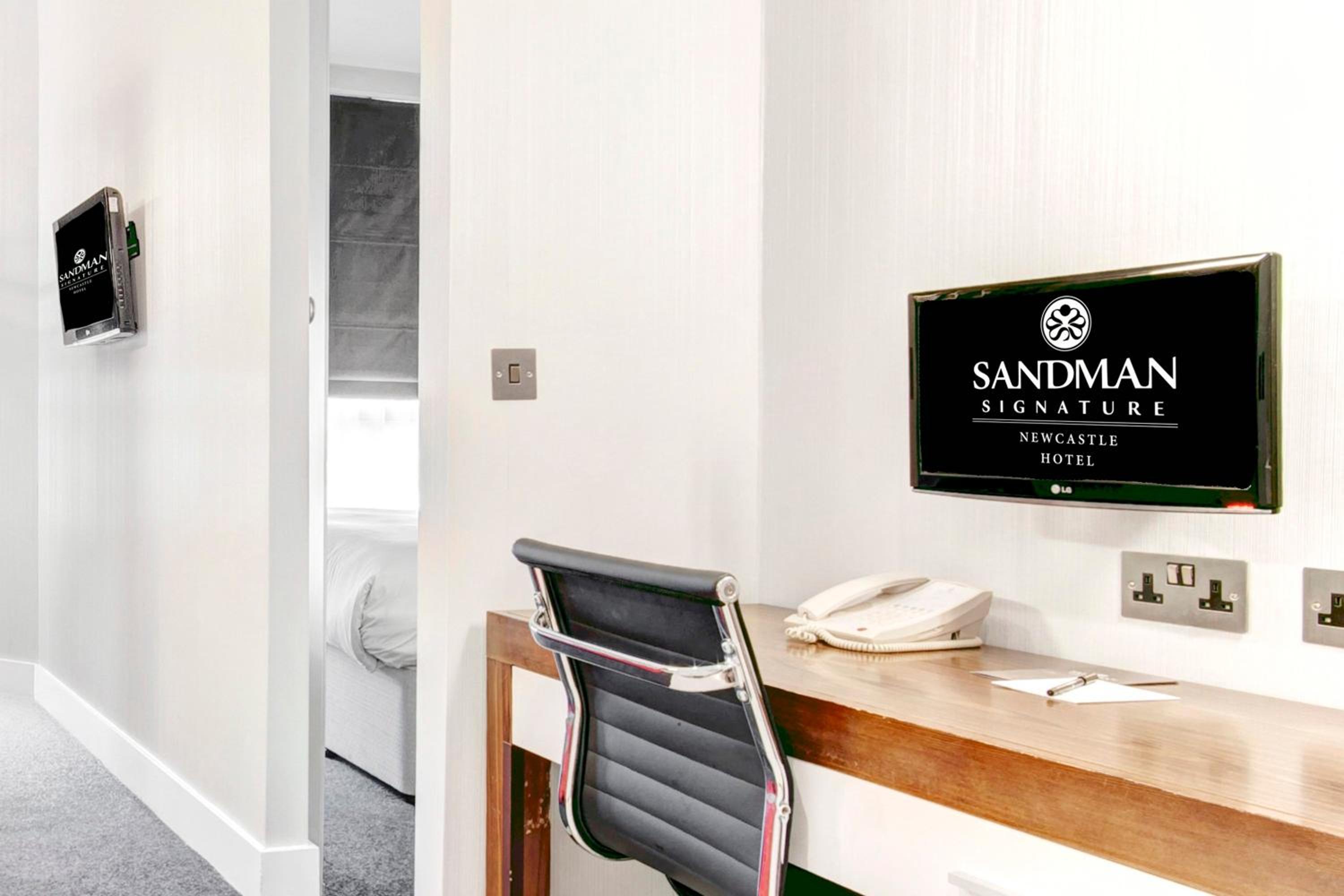 Junior Suite, 1 King Bed, Sofa Bed, Kitchenette - Photo 6