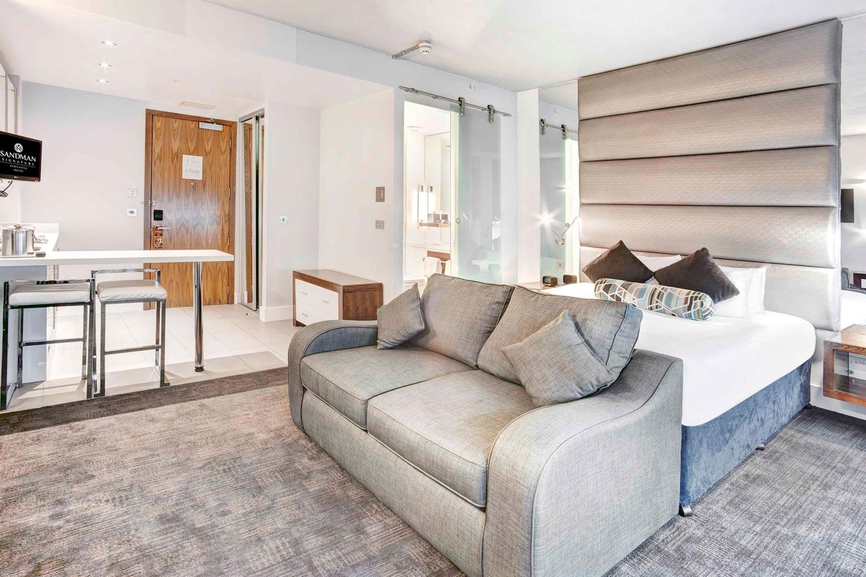 Studio, 1 King Bed, Sofa Bed, Kitchenette - Photo 3