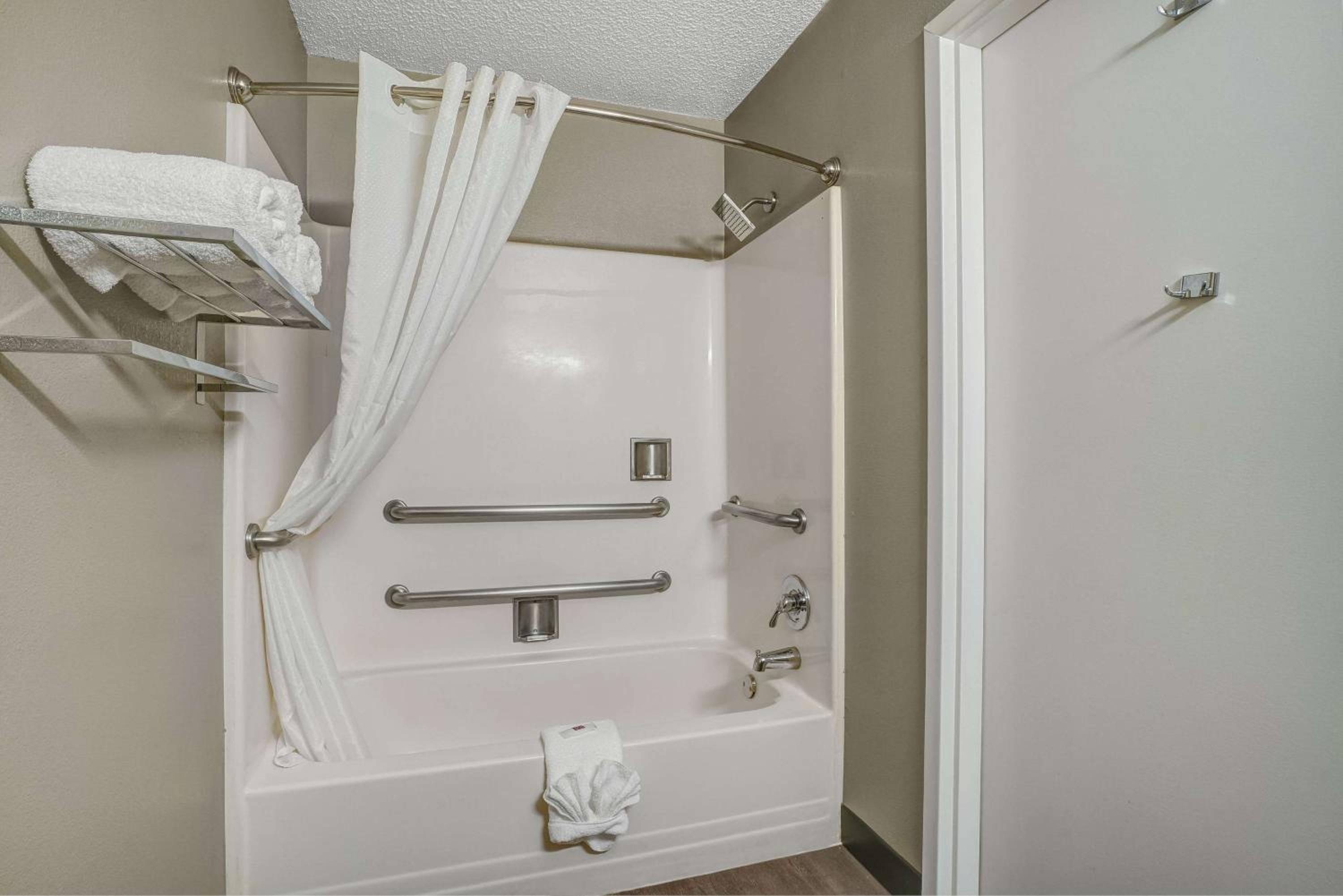 Quadruple Room - Disability Access - Non-Smoking photo 2